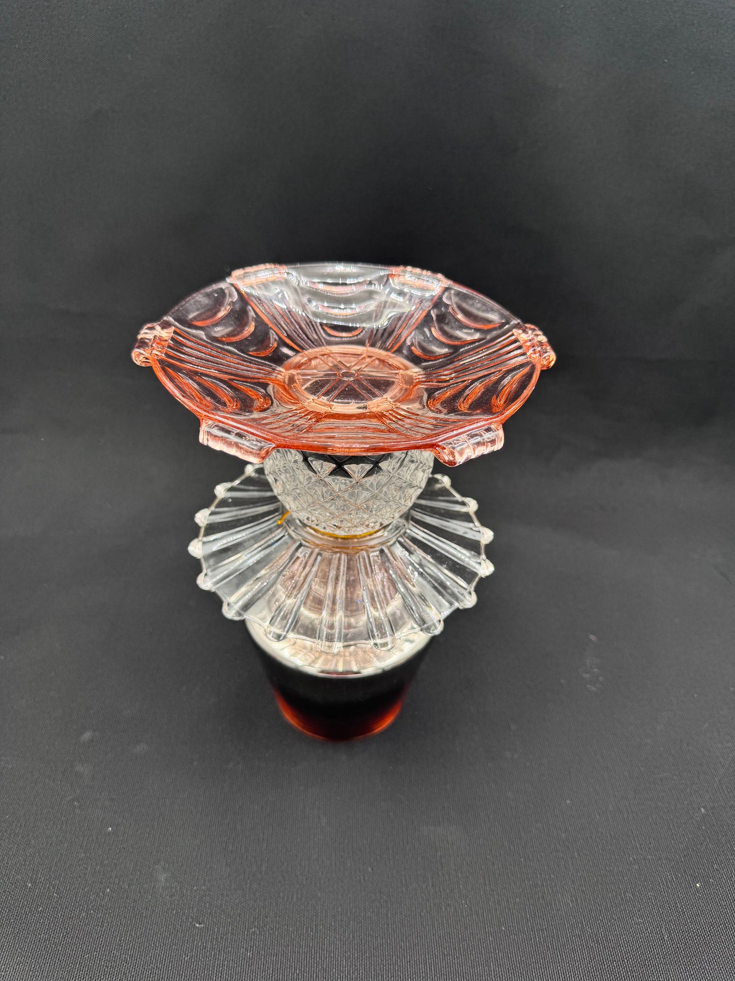 Mini Solcellelampe med kobberfarget fot og glassfat i rosa