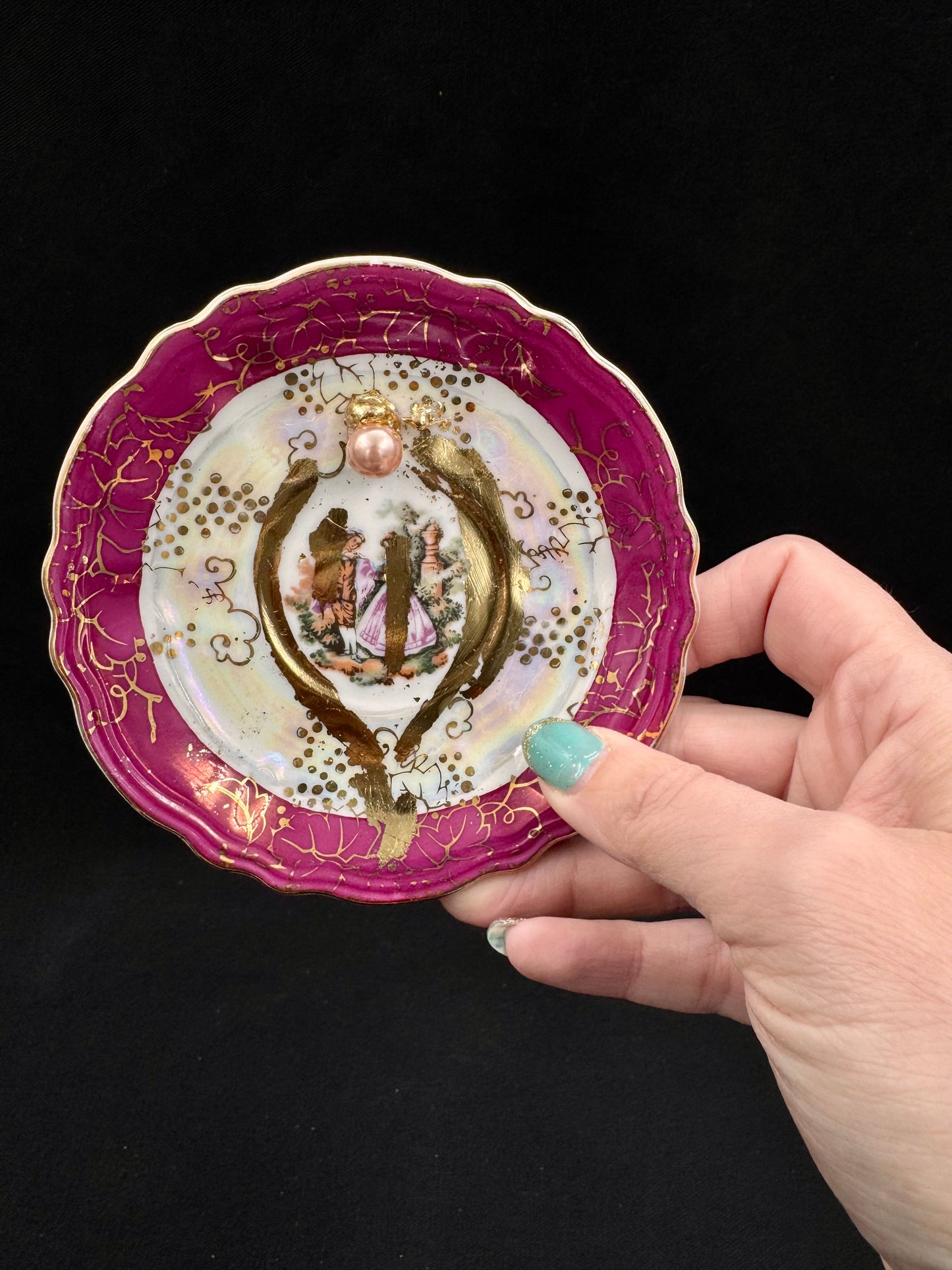 Vulvakunst mørkerosa fat og champagnefarget perle