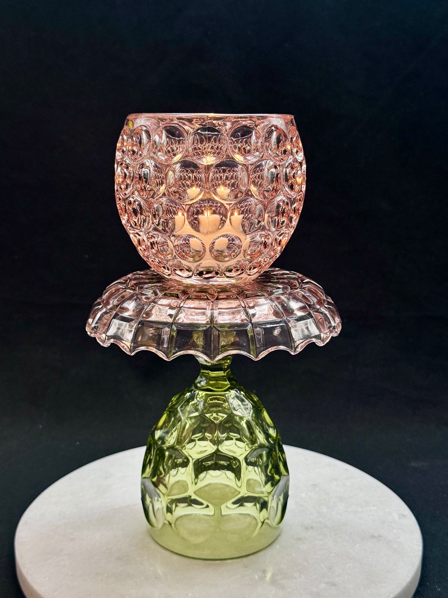 Stor vintage solcellelampe grønn fot med rosa krave og rosa kule.