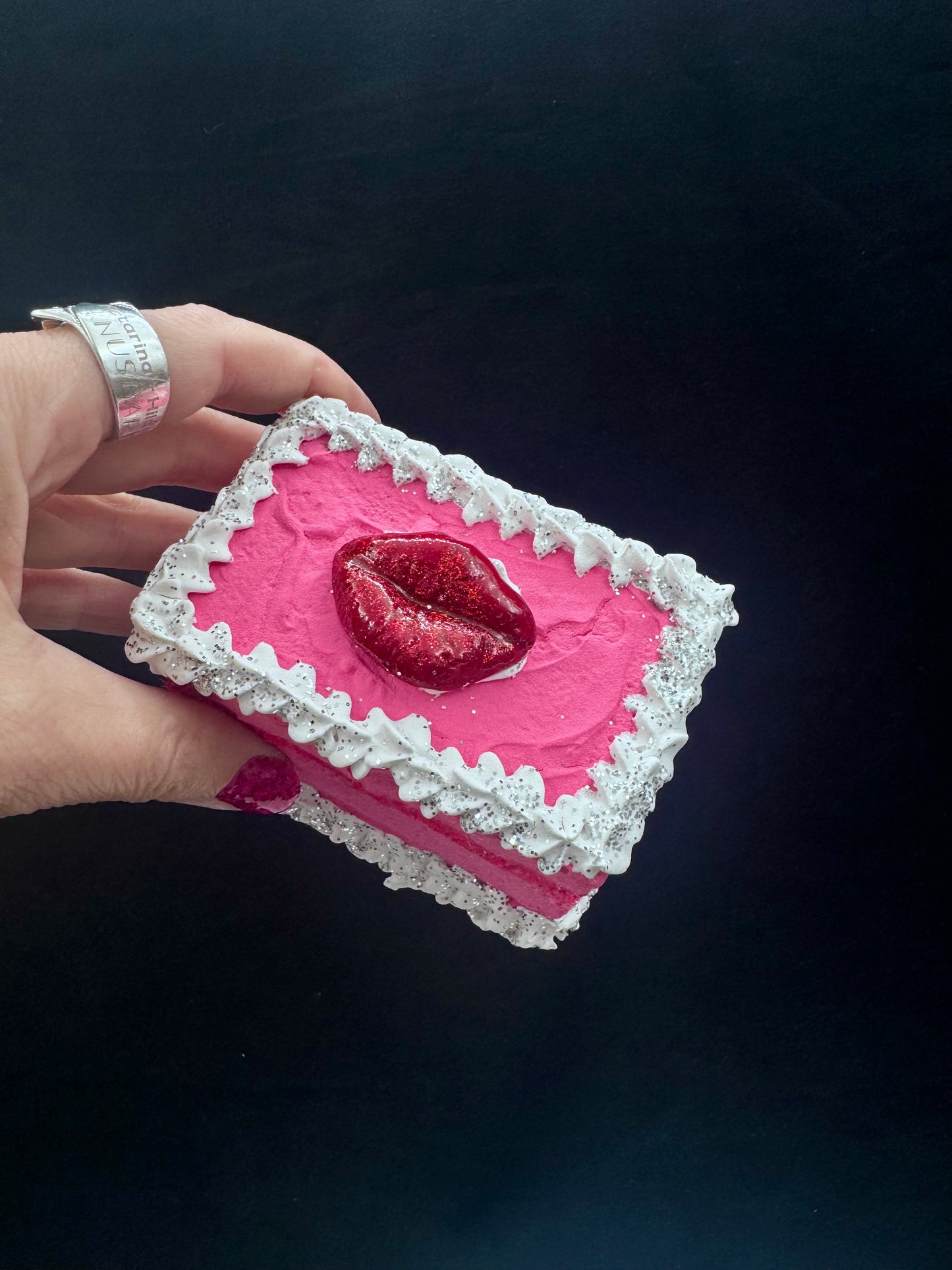 Firkantet kakestykke i velvet med krem og kyssemunn