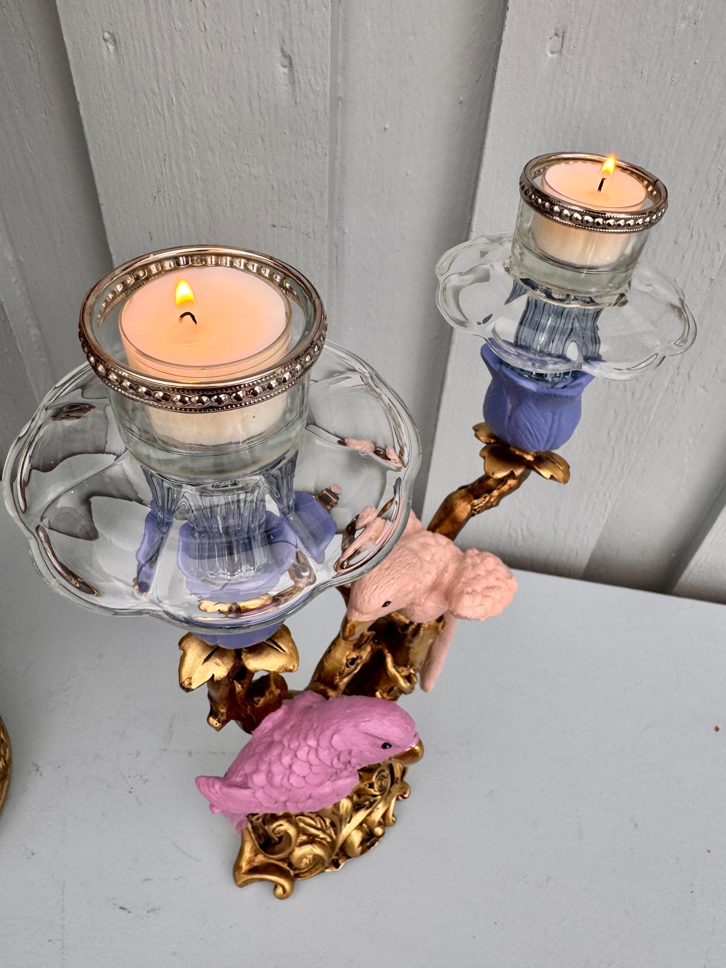 Redesignet Papegøye i gull, rosa og lilla