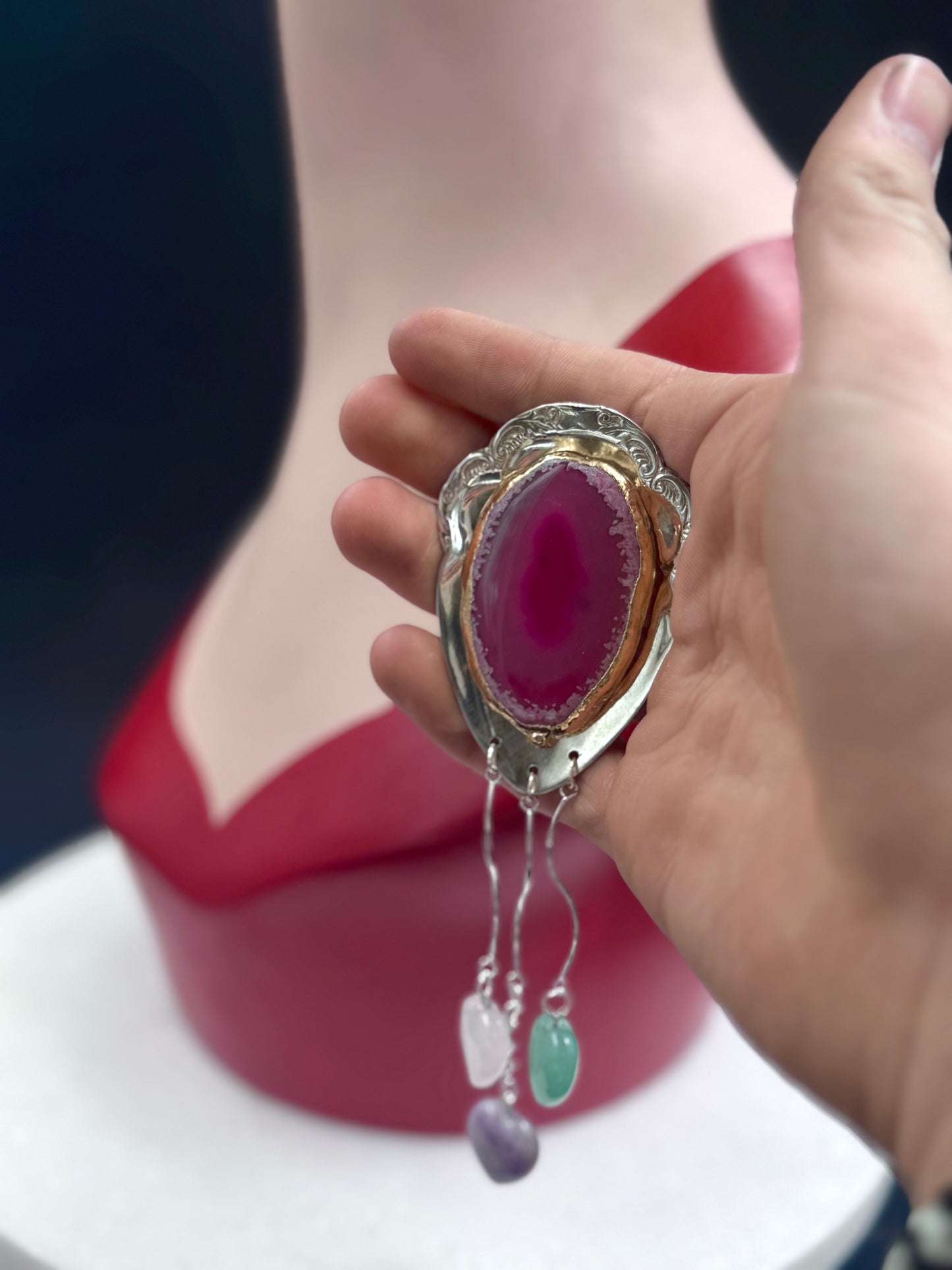 Vintage Brosje i mørk rosa og fargerike stener