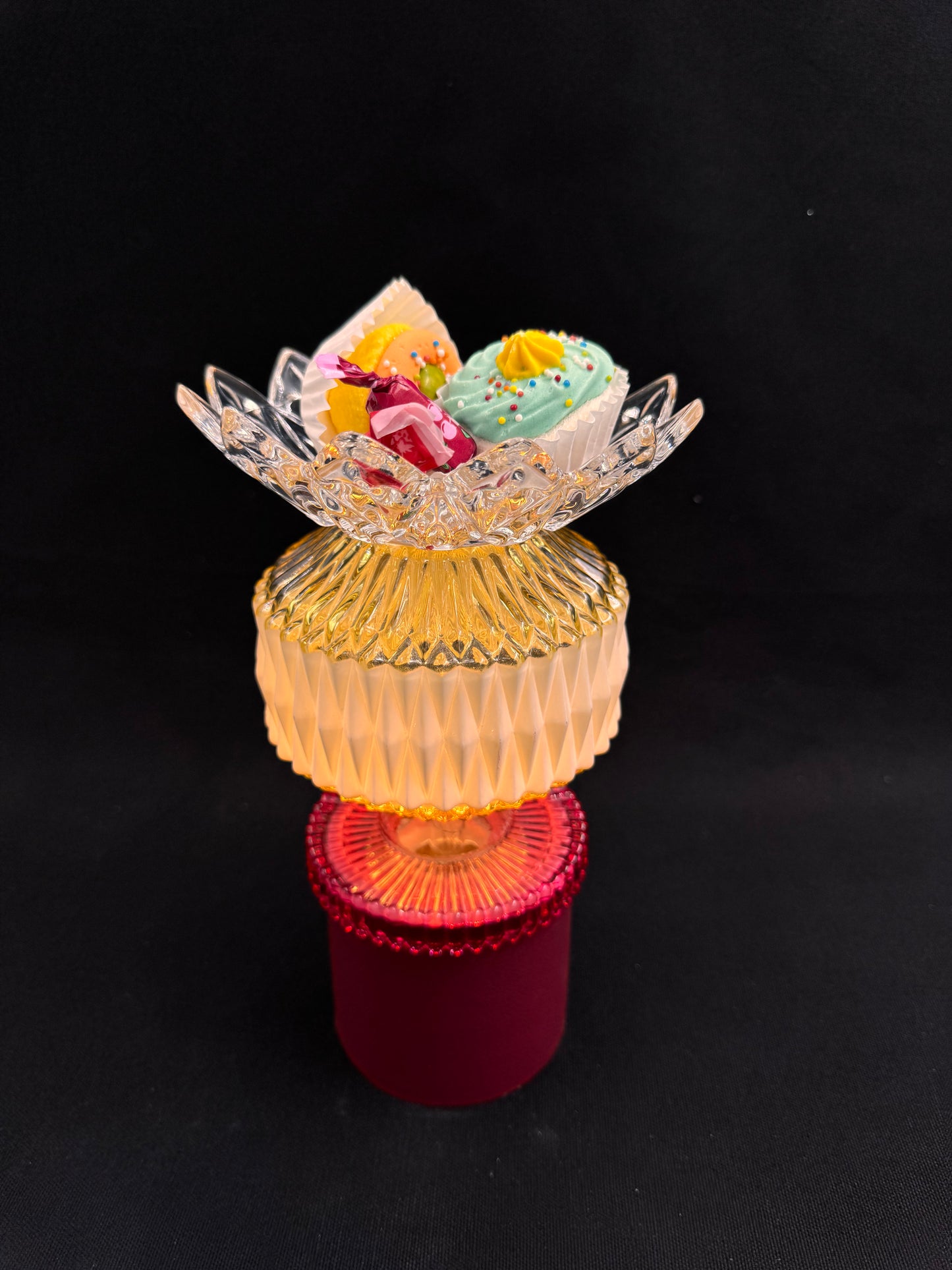 Vintage Batterilampe i vinrødt skinn og med krone