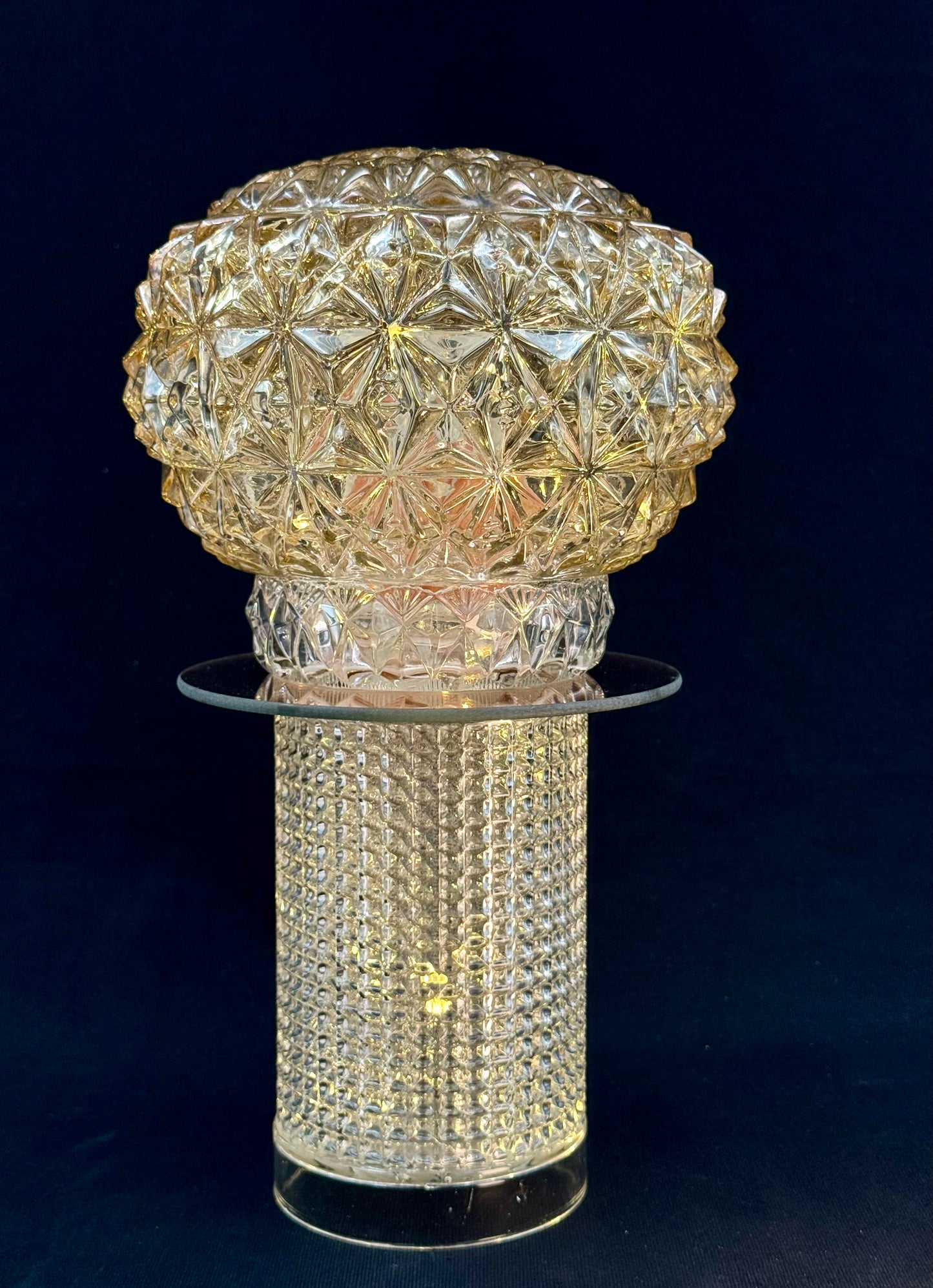 Diamantlampe med mønstret fot og champagnemønstret glass