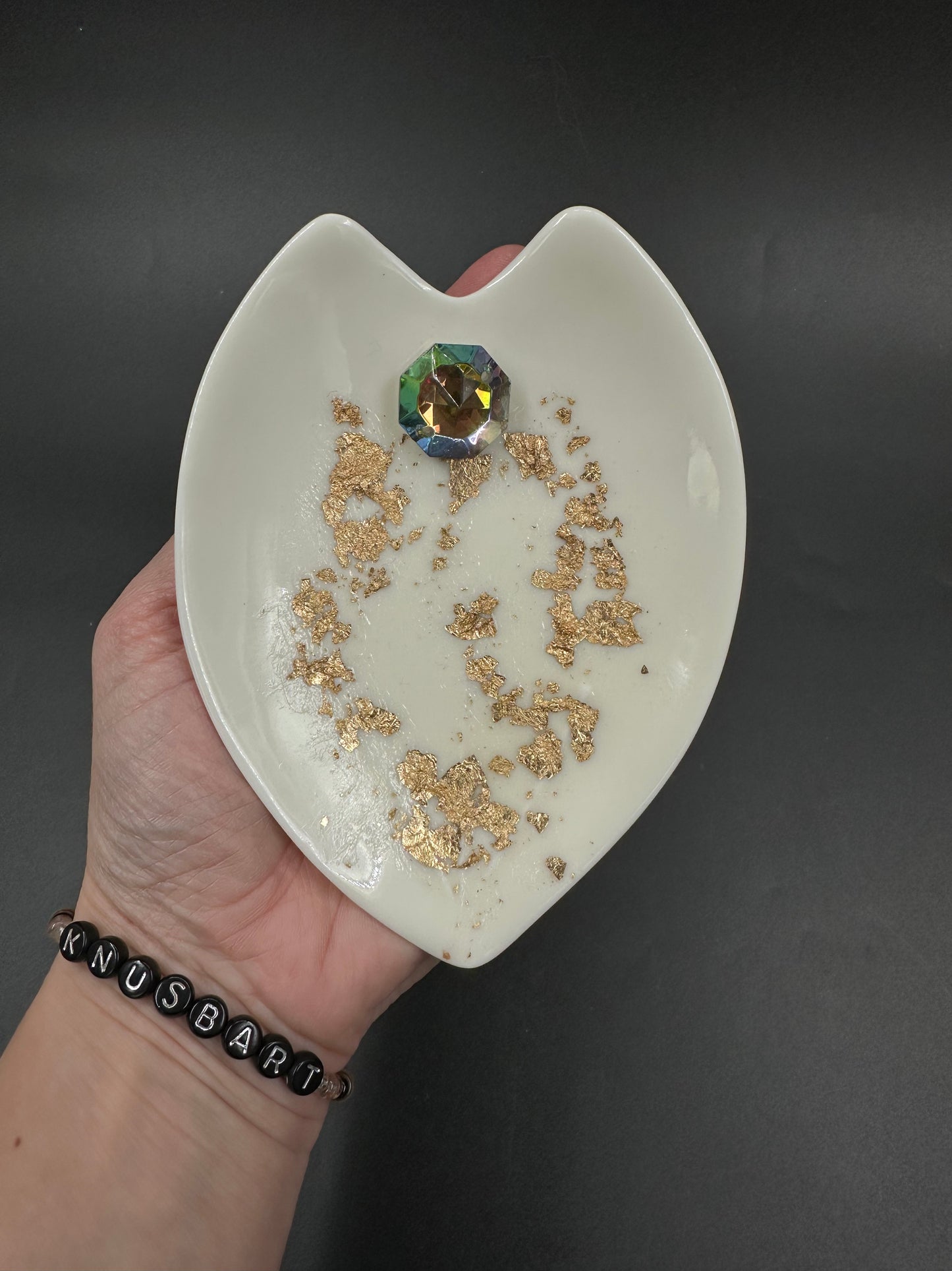 Vulvakunst fat i hvit porselen med stor fargerik diamant