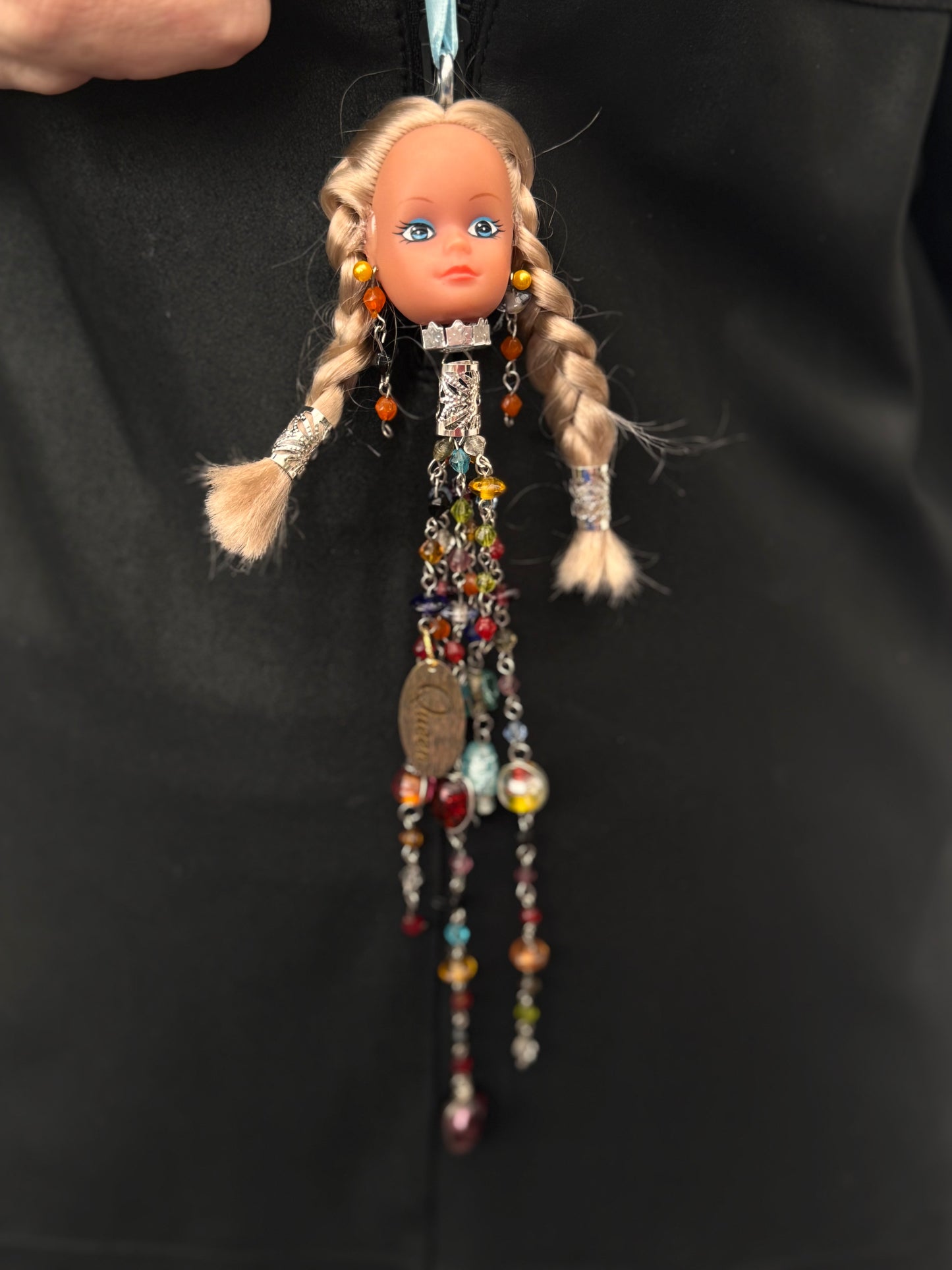 Vintage Barbie julekule «Blondine med 2 fletter og fargerike stener til pynt»