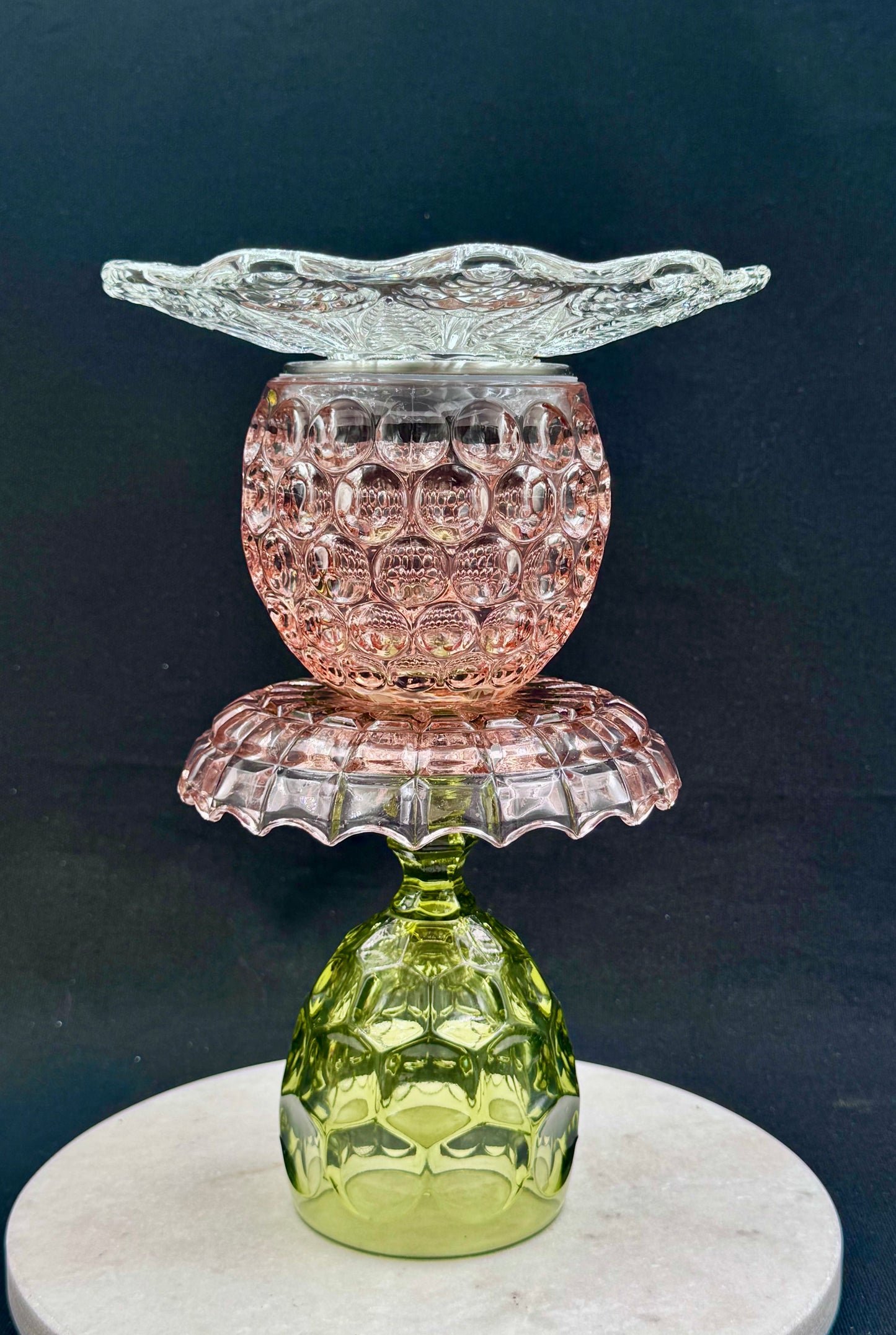 Stor vintage solcellelampe grønn fot med rosa krave og rosa kule.