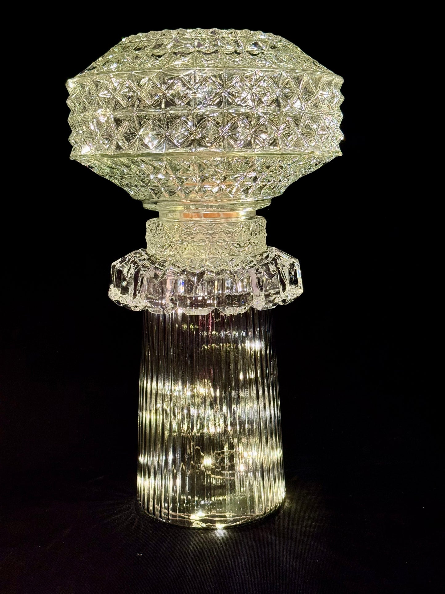 Diamantlampe med smoke grå fot og klart mønstret glass