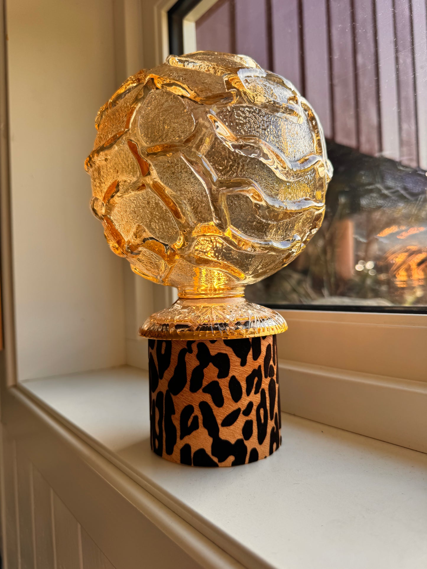 Vintage Batterilampe med leo fot og med vintage champagnekuppel