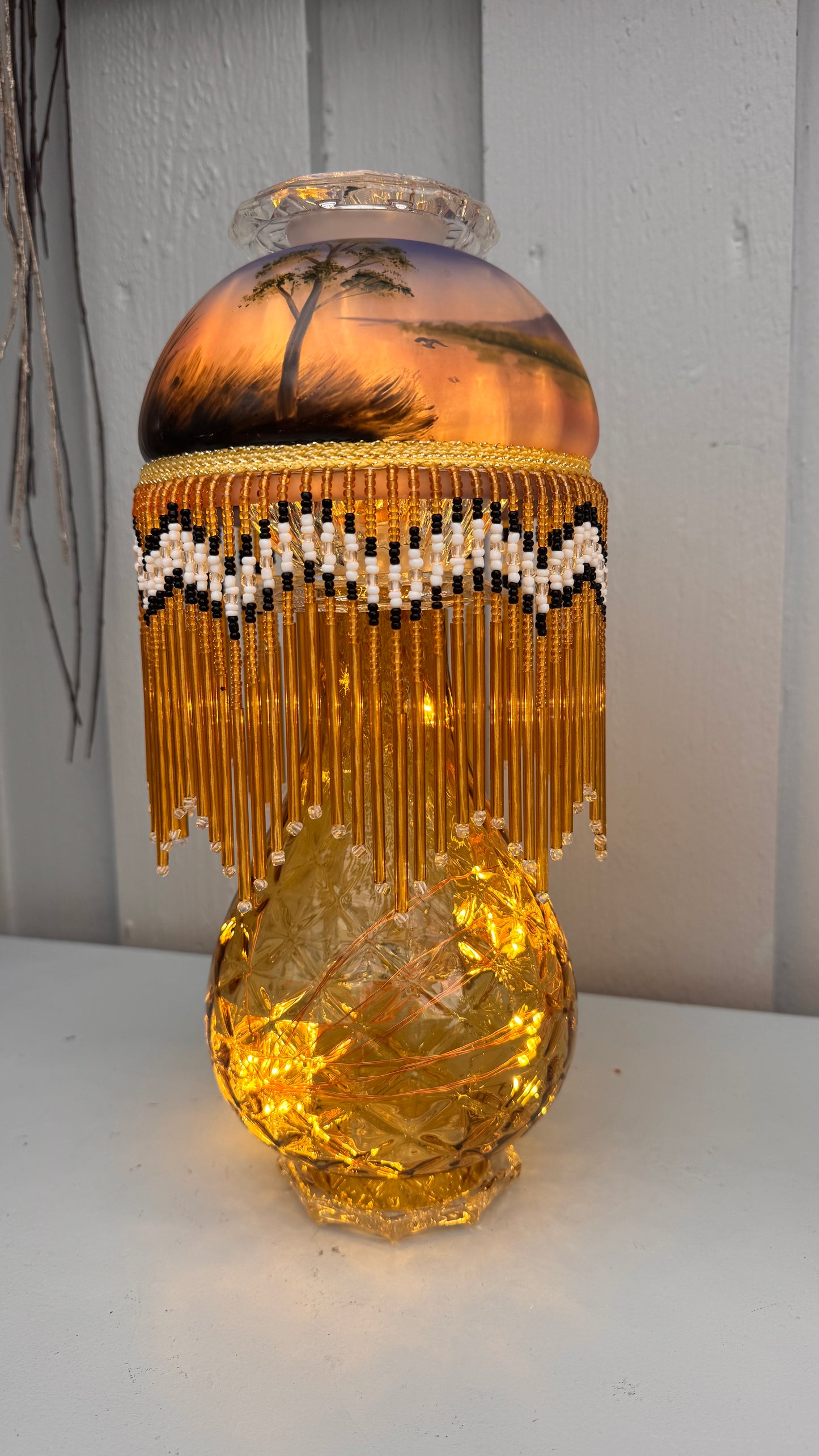 Vintage lyslenkelampe ambergul fot og kuppel glassfrynser