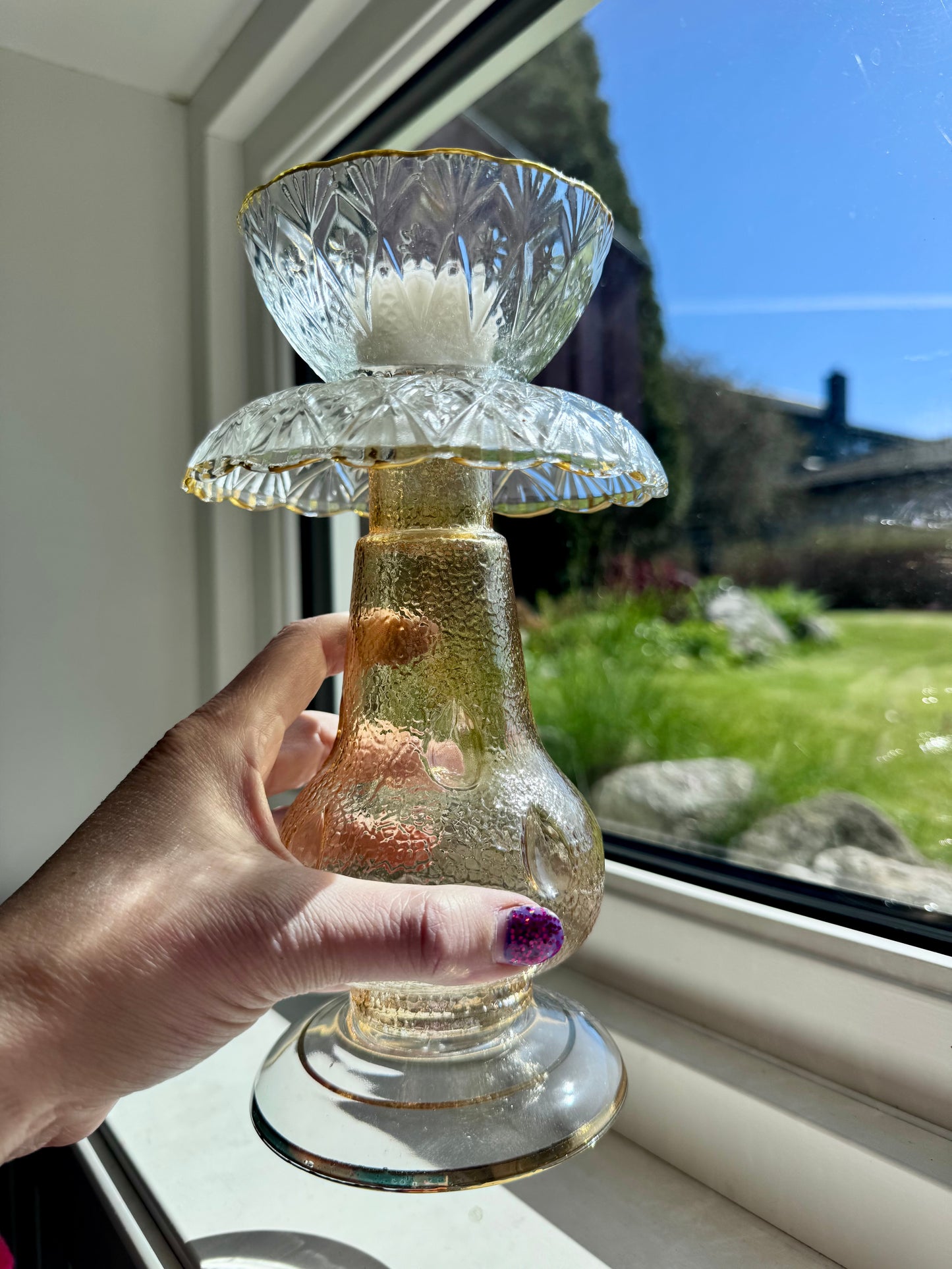 Vintage lysestake av champagne kuppel og mønstret glass
