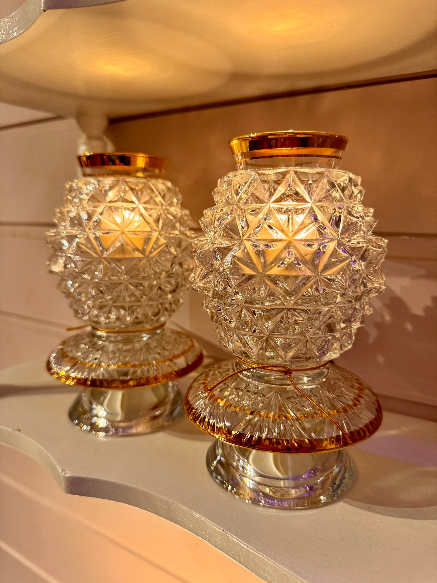 Vintage lyslykt i mønstret glass med gulldetaljer