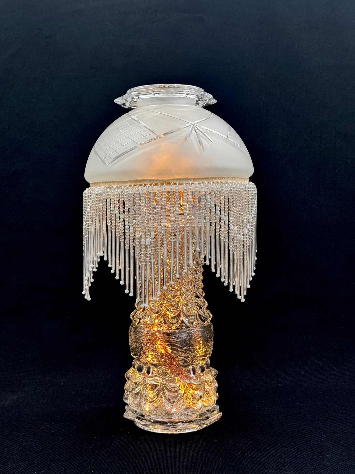 Vintage lyslenkelampe mønstret fot i klart glass og kuppel glassfrynser