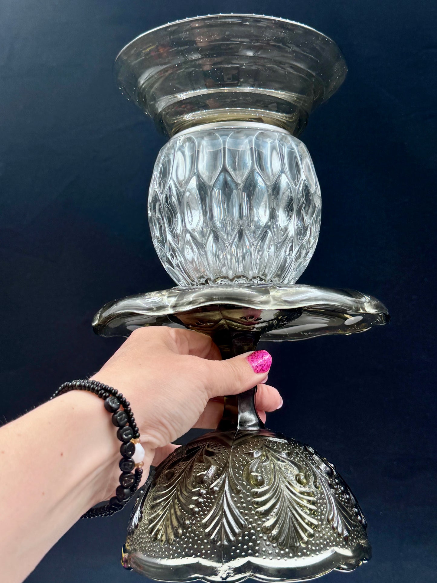Stor vintage solcellelampe med smoke grå fot og skål i smoke grå