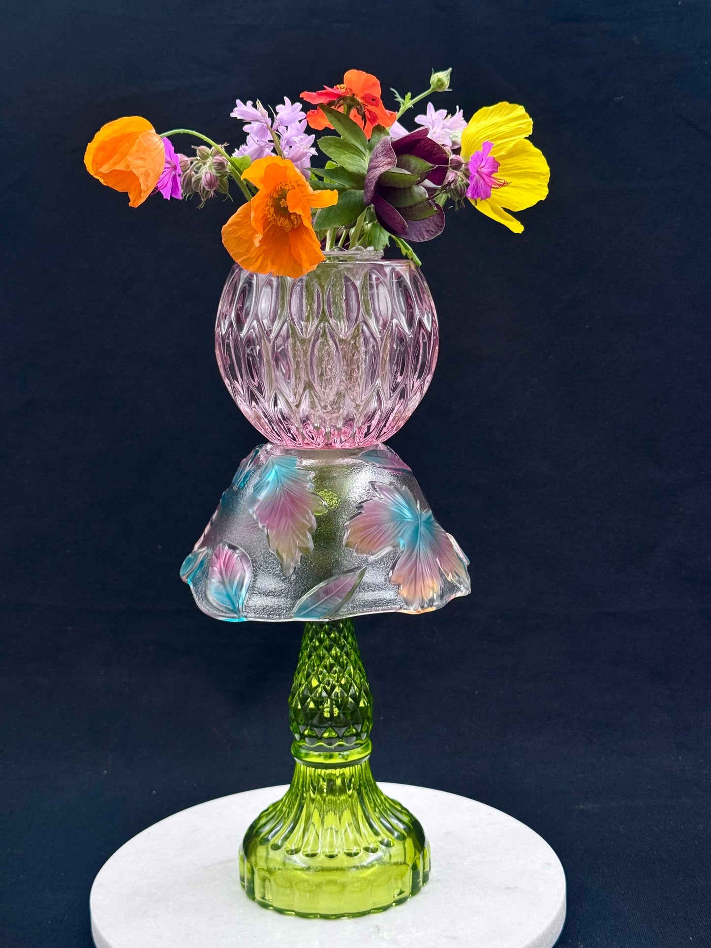 Stor vintage solcellelampe grønn fot med krave og rosa kule.