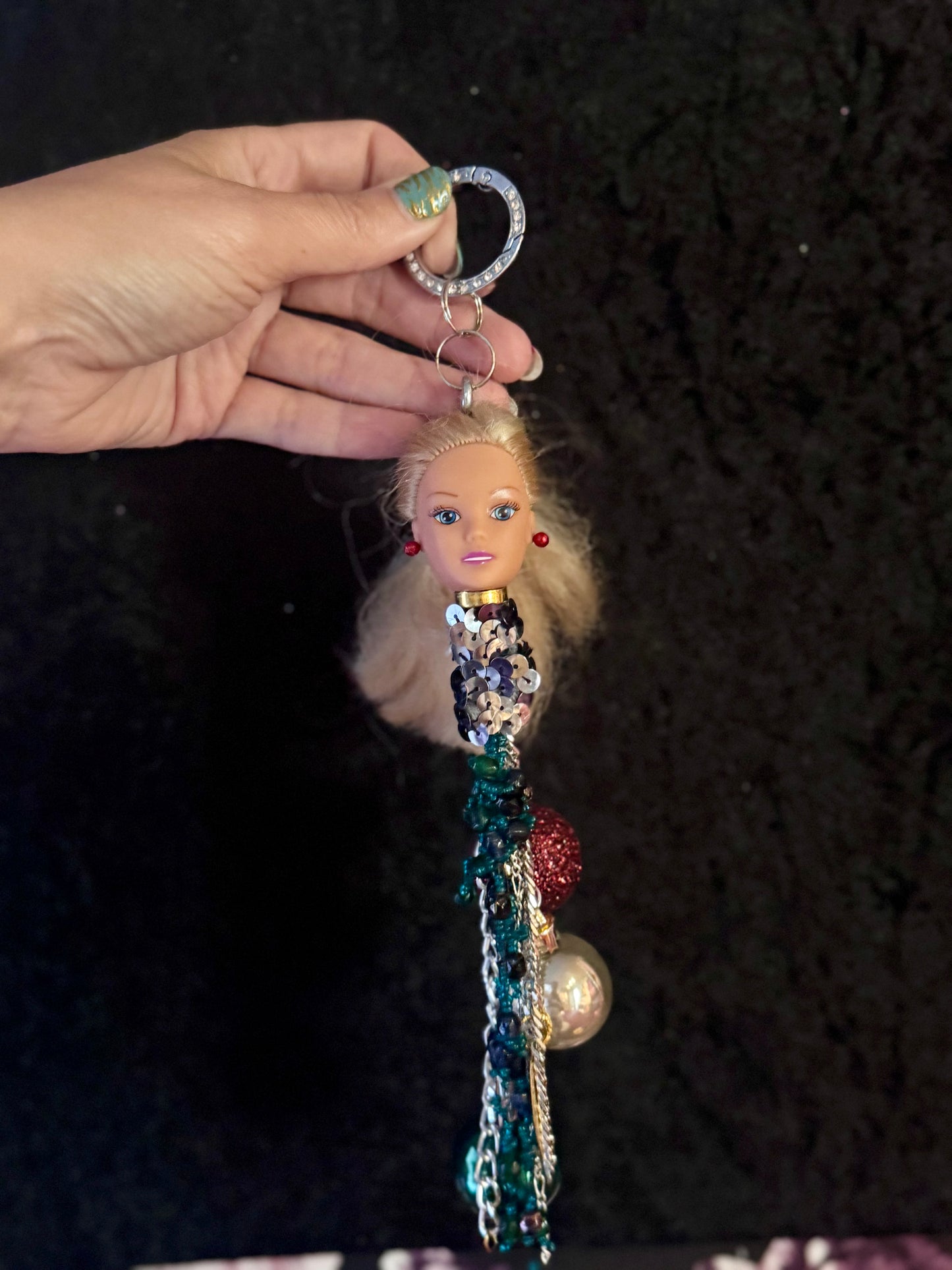 Vintage Barbie veskepynt. «Blondine med sølvgråt paljettbånd i hår og hals med fargerike kuler til pynt»
