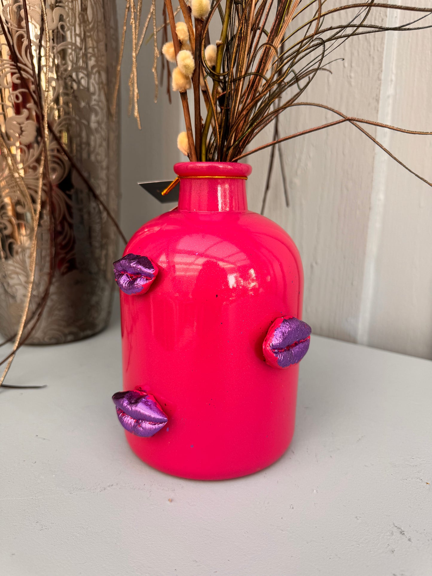 Trendy håndlaget vase rosa med kyssemunn