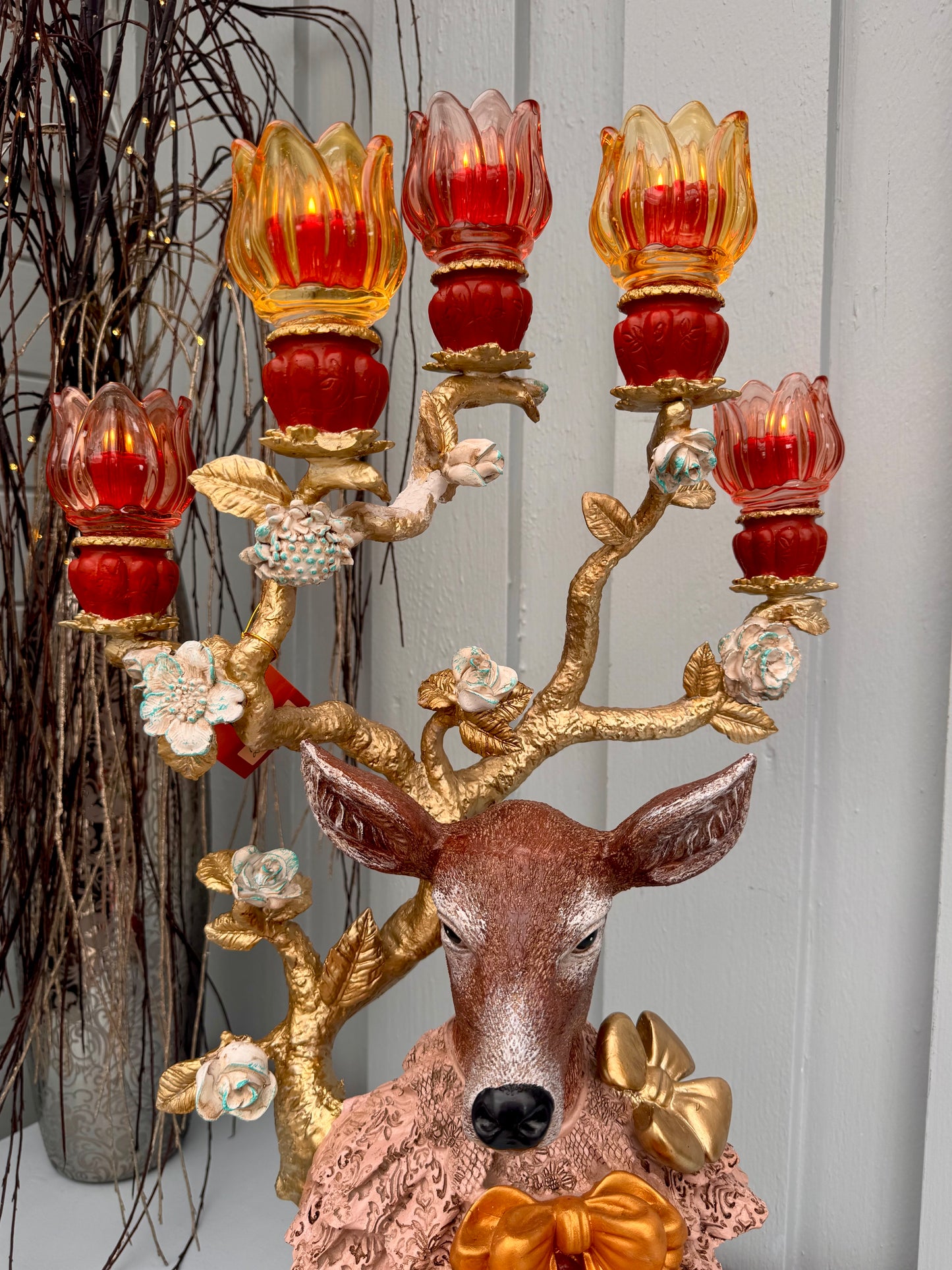 Redesignet hjorten Erika i rødt og oransje