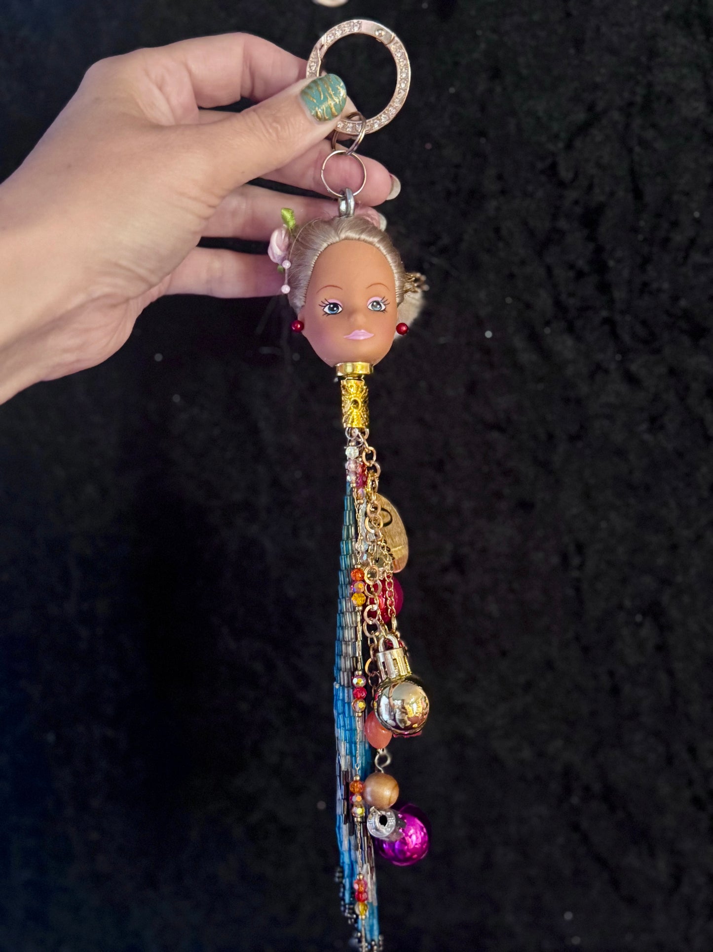 Vintage Barbie veskepynt. «Blondine med rosa blomst i håret og rød ørepynt