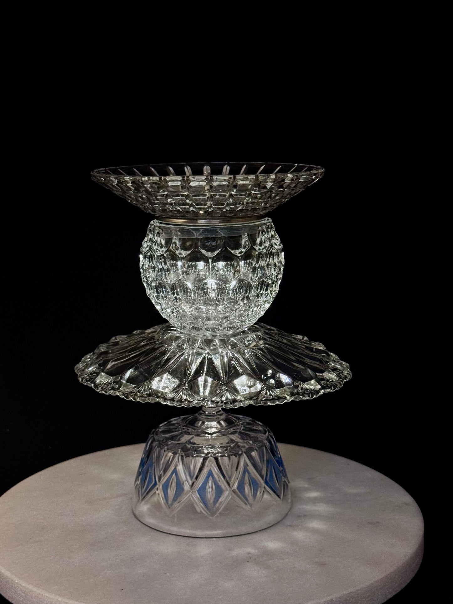Mini Solcellelampe blå detaljer på fot og glassfat