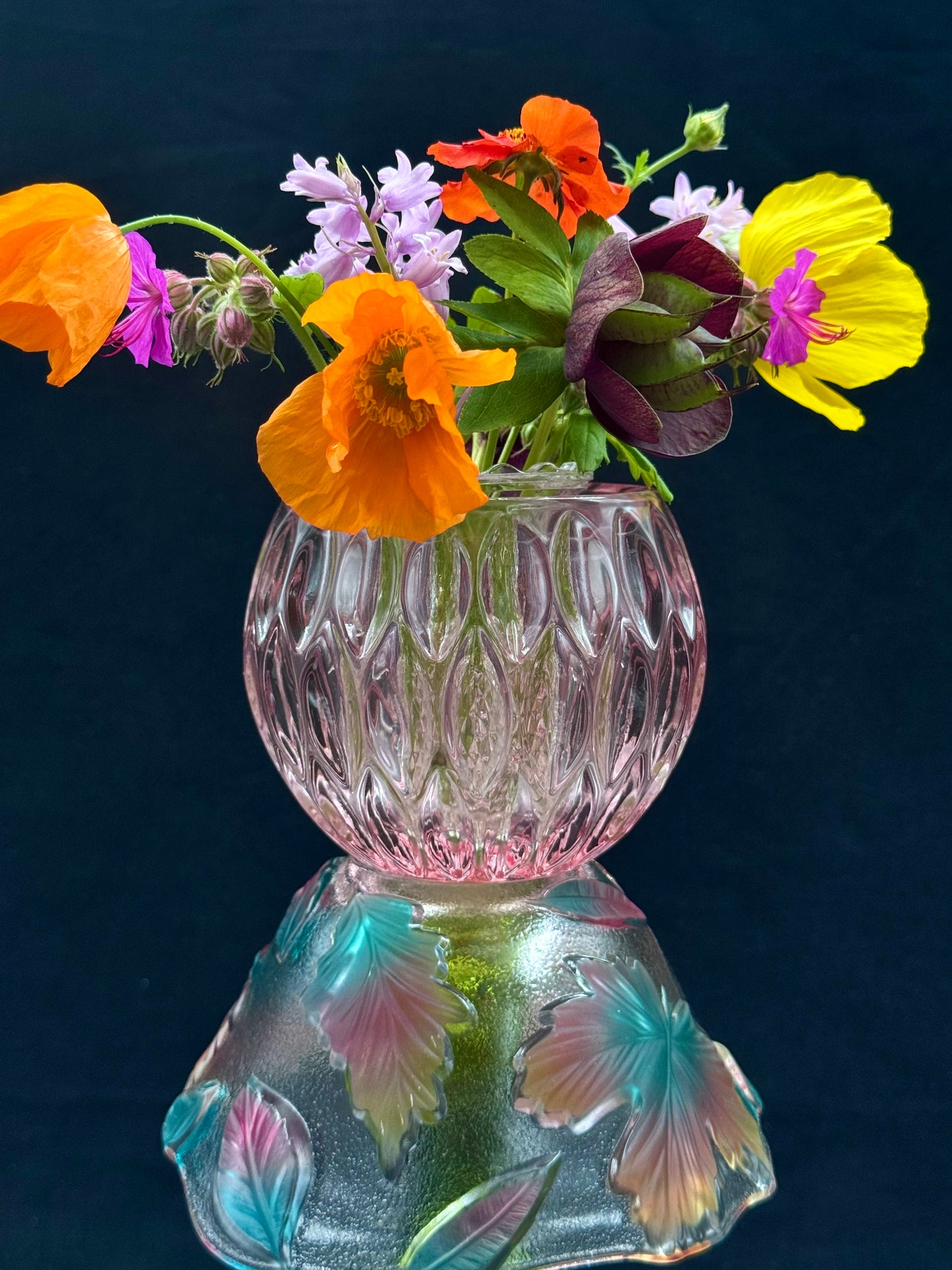 Stor vintage solcellelampe grønn fot med krave og rosa kule.