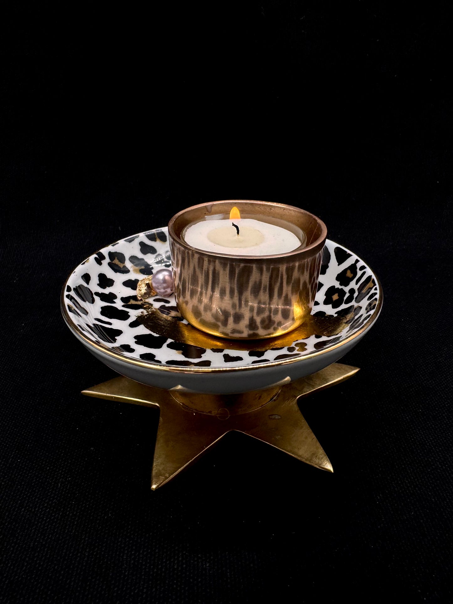 Vulvakunst leofat med lyselilla perle og messing fot