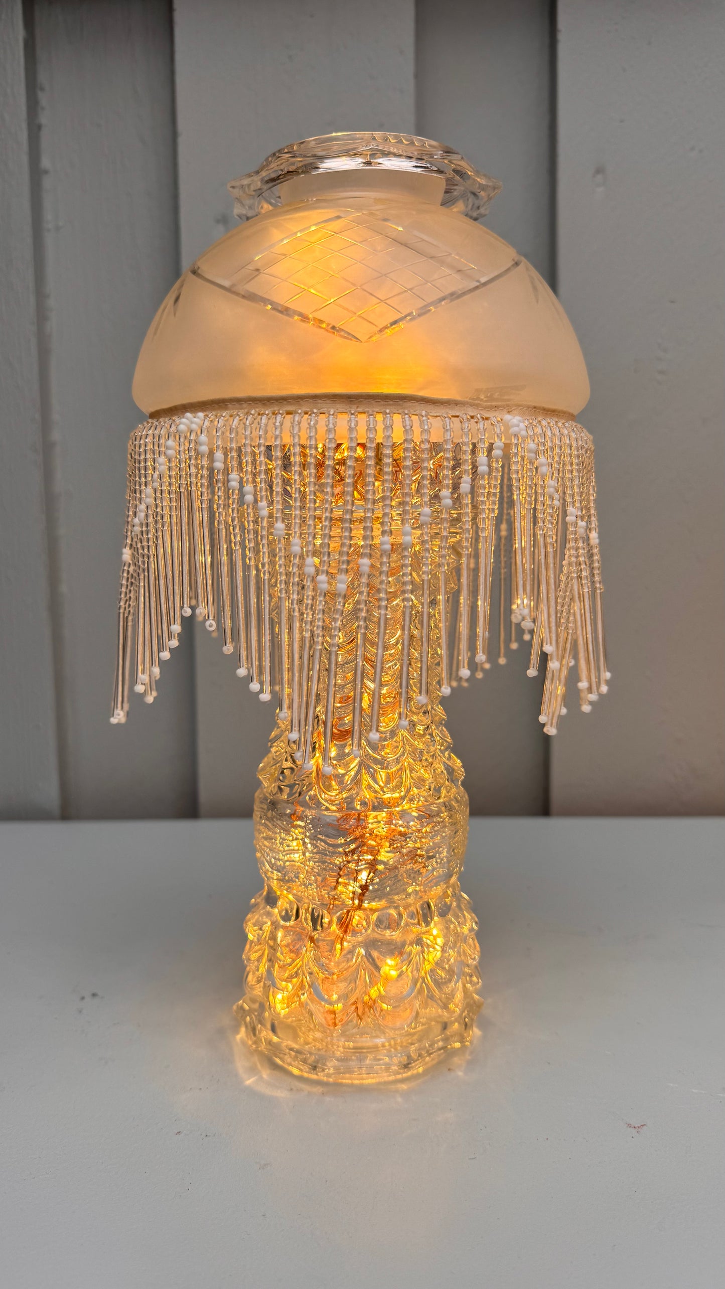 Vintage lyslenkelampe mønstret fot i klart glass og kuppel glassfrynser