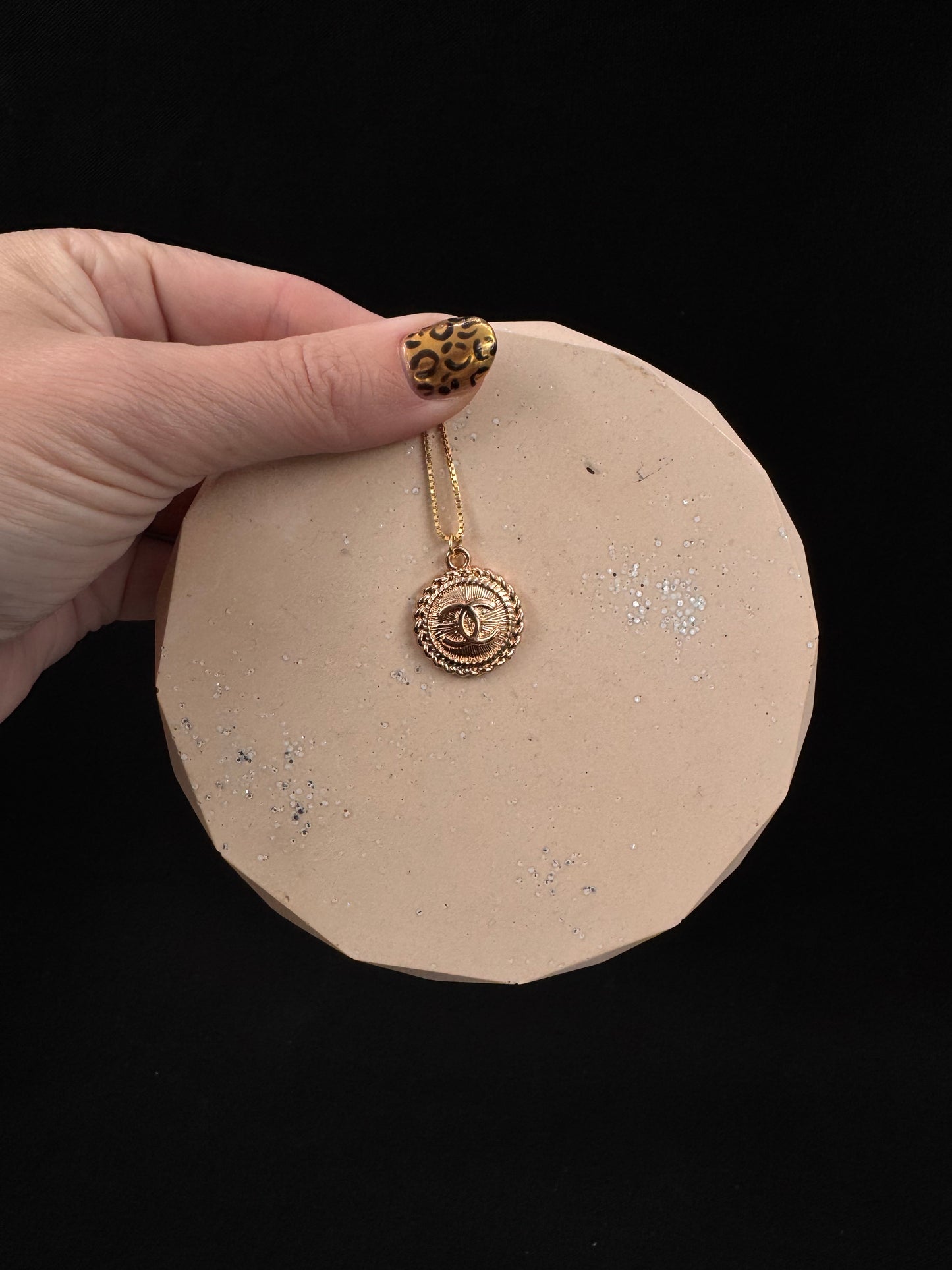 Bestilling! Vintage Chanel smykke gull med bård rundt sirkelen uten kjede