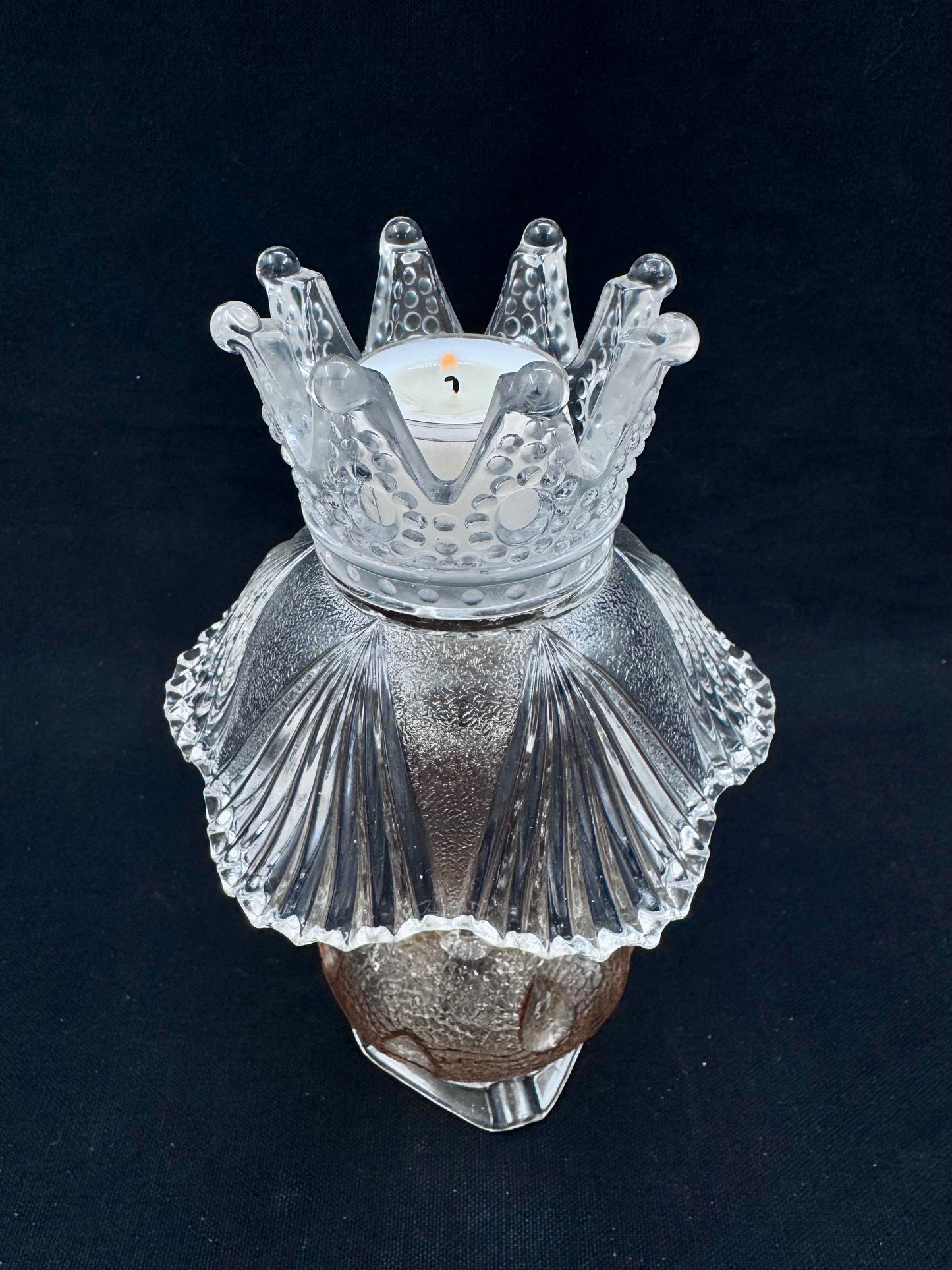 Vintage lysestake av champagne kuppel med glasskrone på toppen