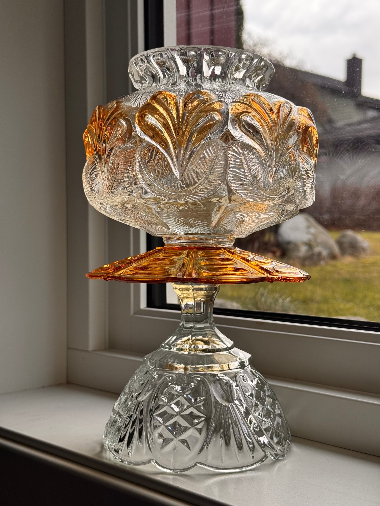 Vintage lykt i rav farget og krystallskål