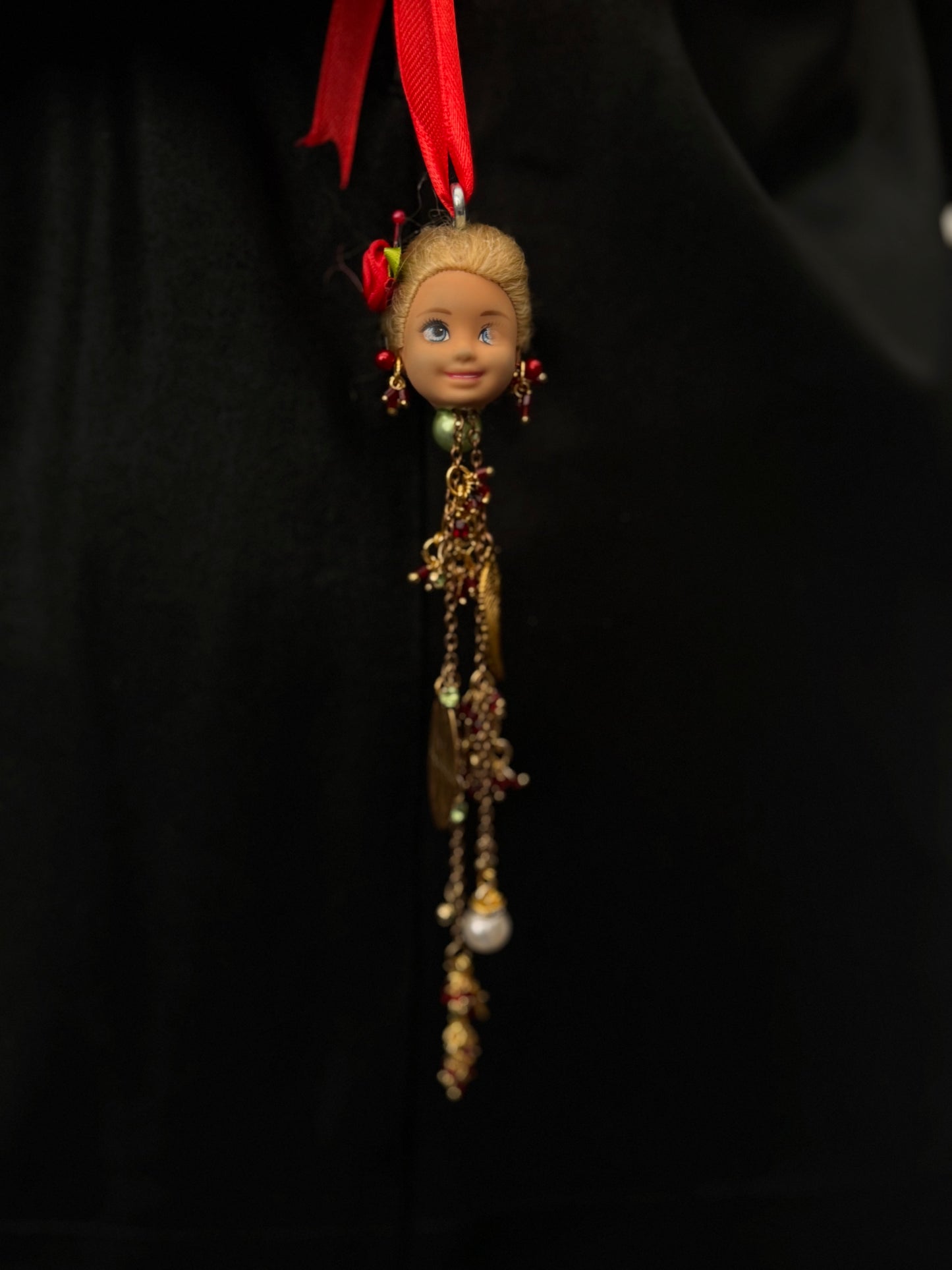 Vintage Barbie julekule «Blondine med 1,5 øyet og rød rose i håret»