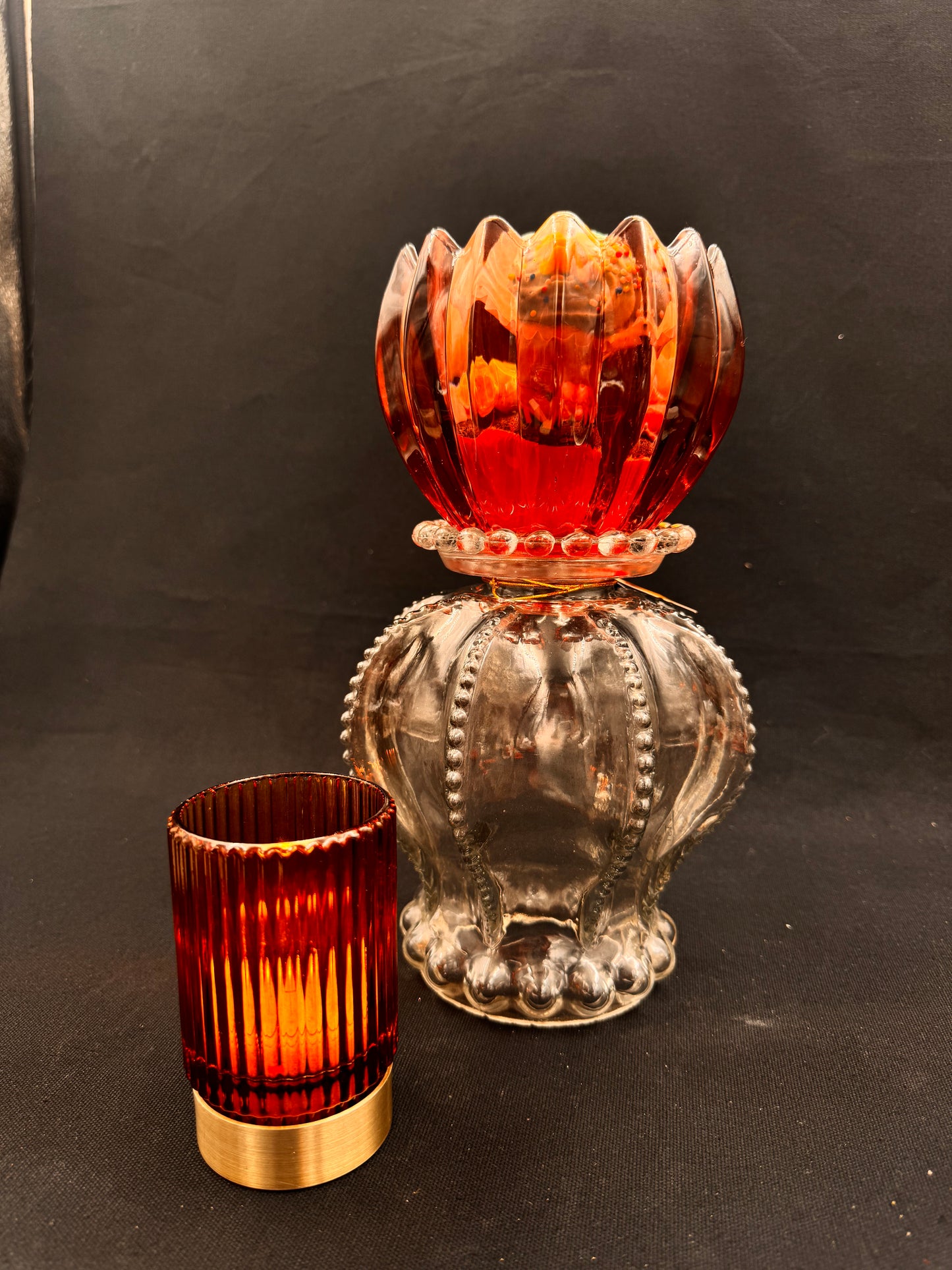 Vintage lykt i smoke og vinrød skål