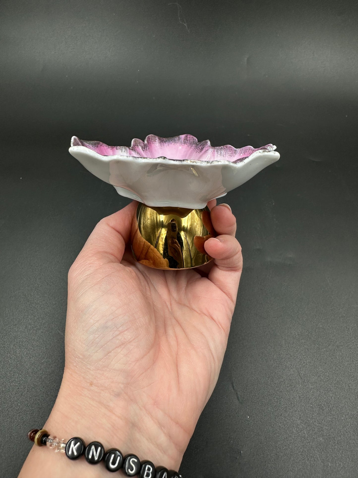 Vulvakunst med gullfot og fat i rosa/lilla og lavendelfarget perle