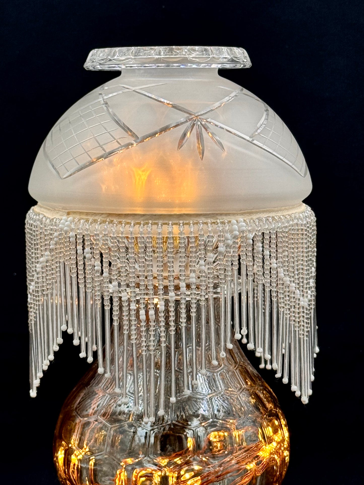 Vintage lyslenkelampe champagnefarget fot og hvit kuppel glassfrynser