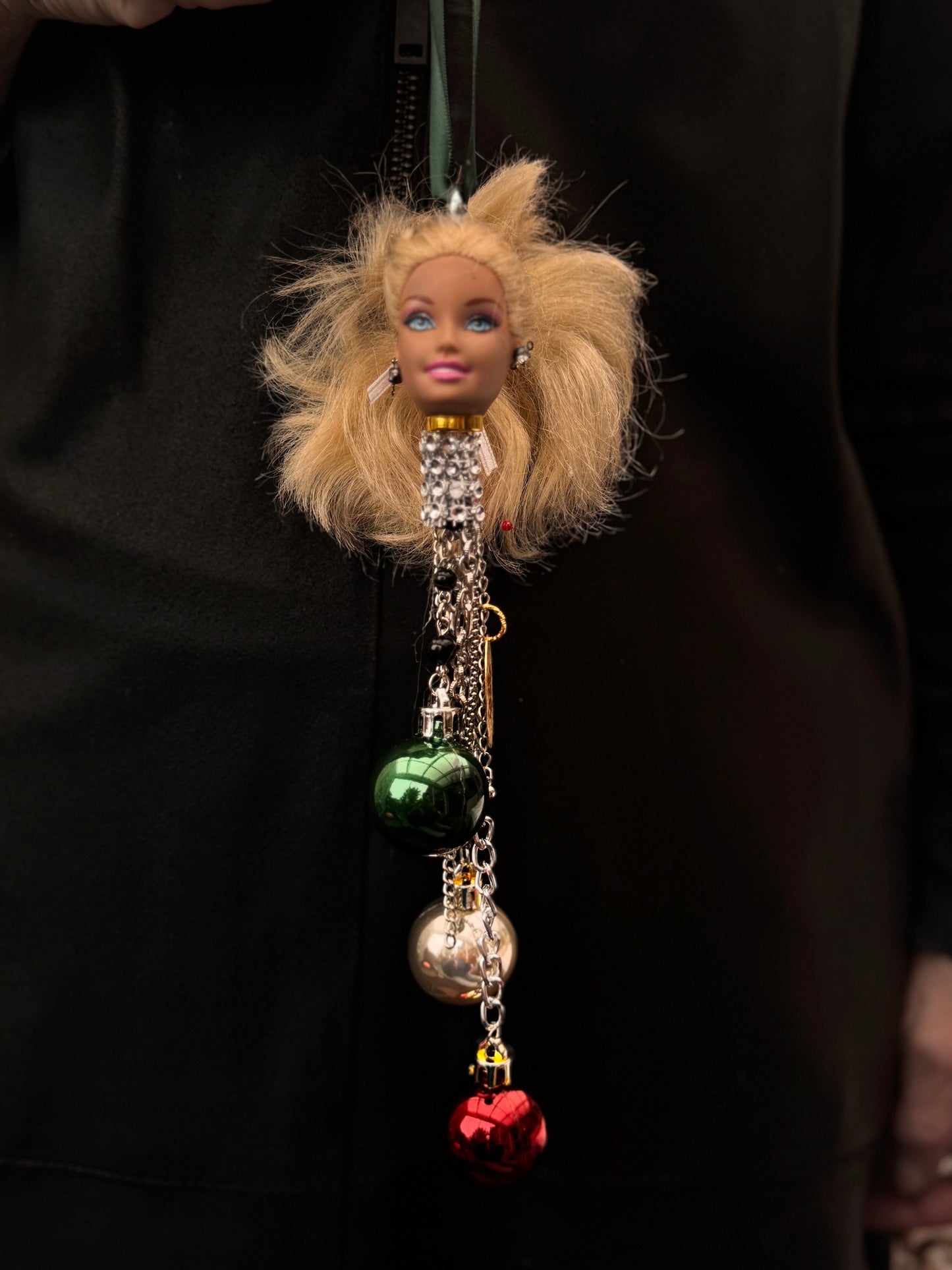 Vintage Barbie julekule «Blondine med rød rose i hestehale og diamant ørepynt»