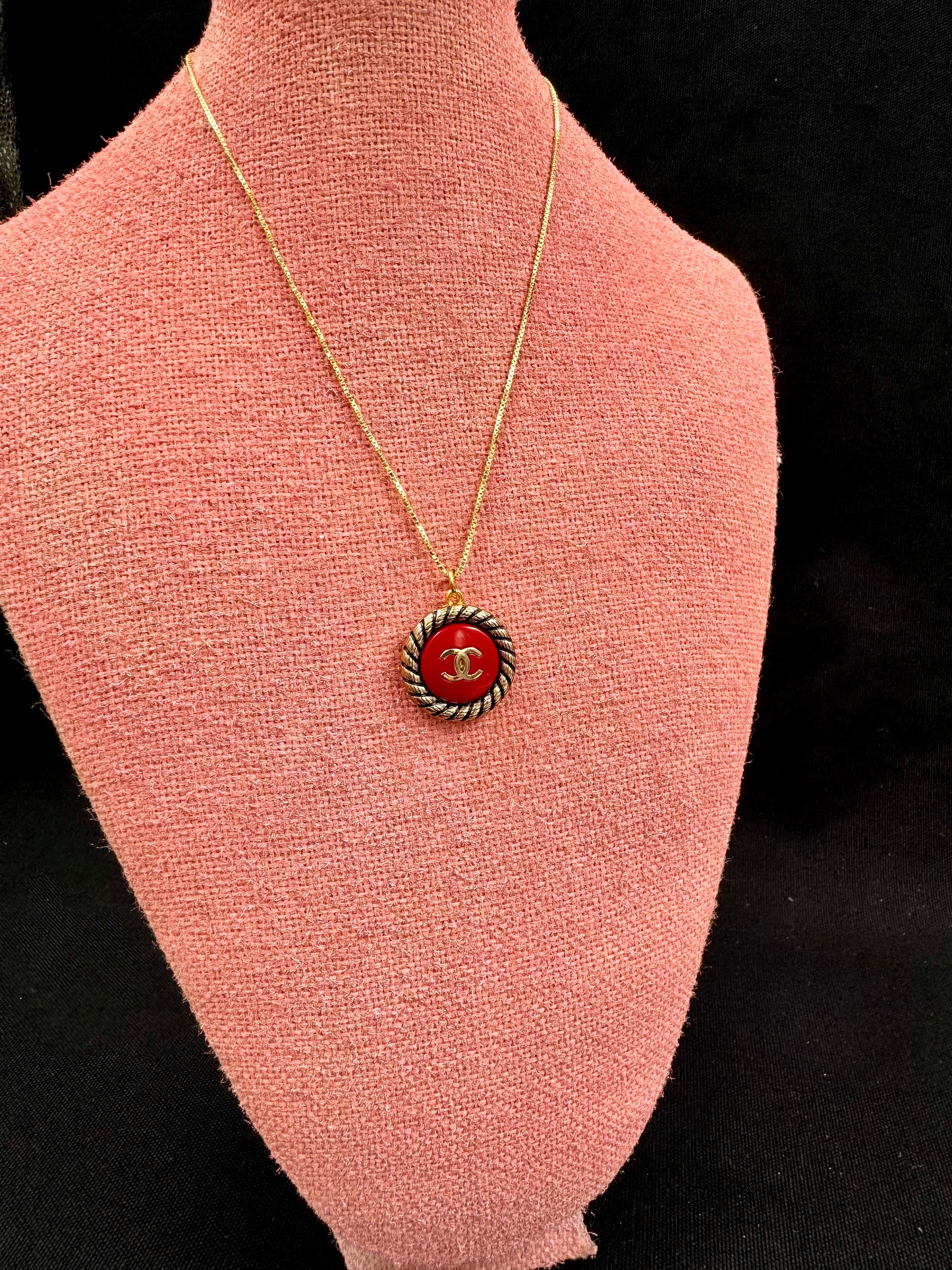 Vintage Chanel smykke i julerød og gull logo