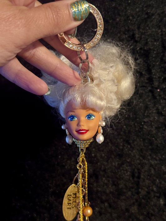 Vintage Barbie veskepynt «Blondine med perler i ørene og champagnefarget anheng»
