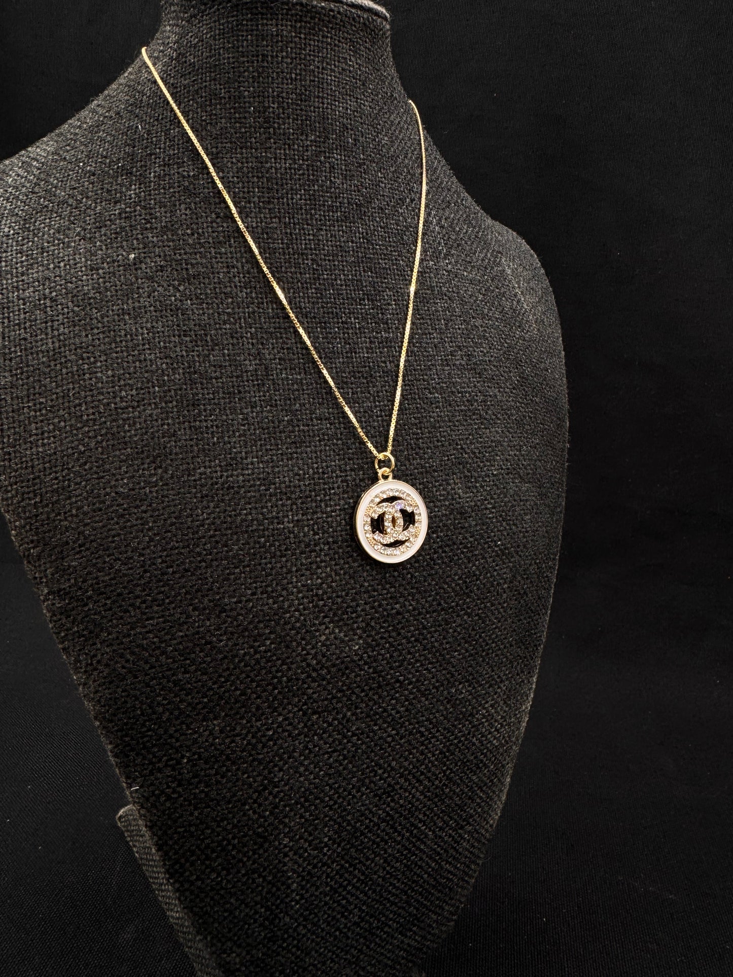 Vintage Chanel smykke gull og hvitt sirkel med stener i CC logo