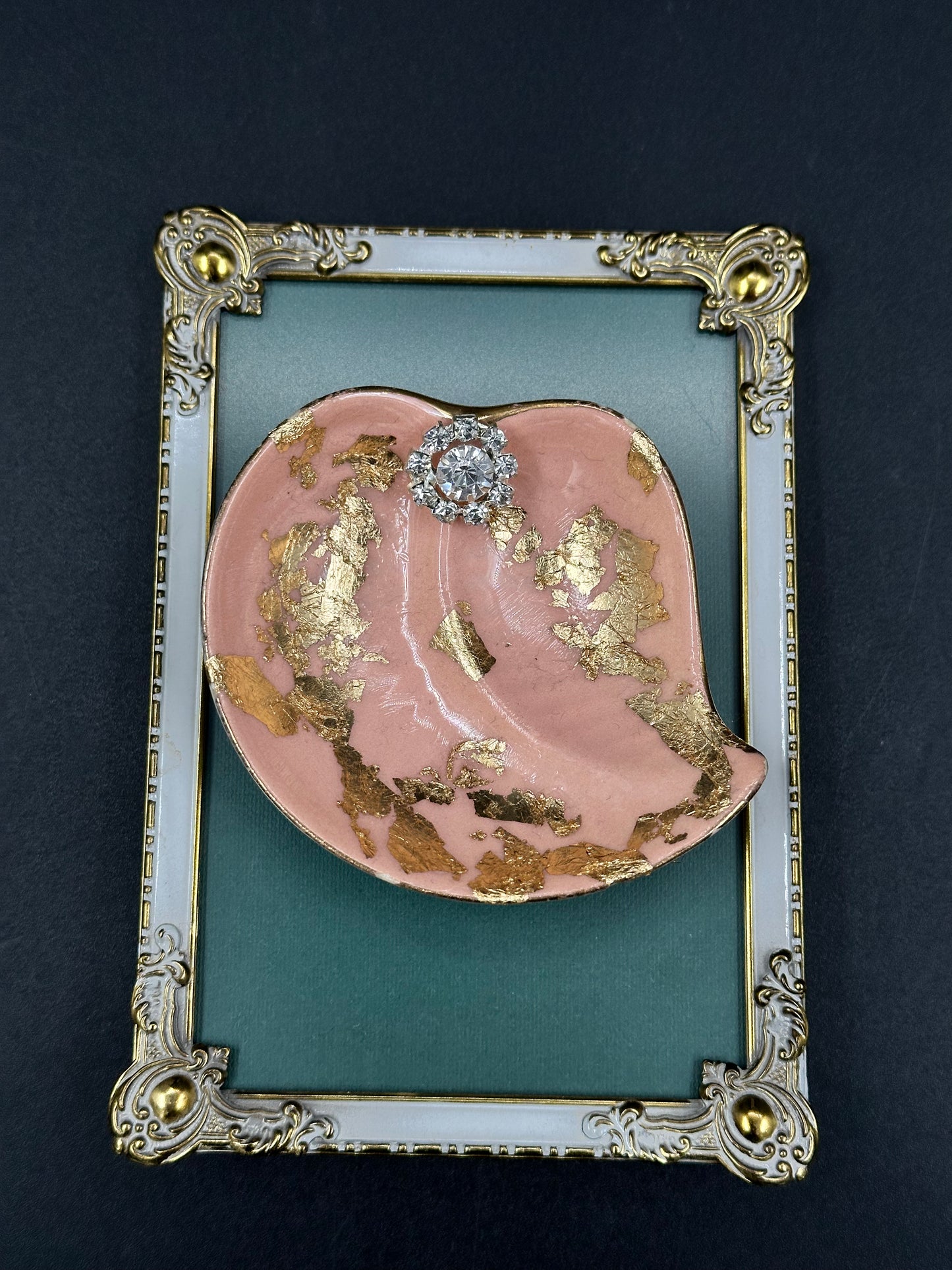 Vulvakunst i vintage ramme ferskenfat med diamant