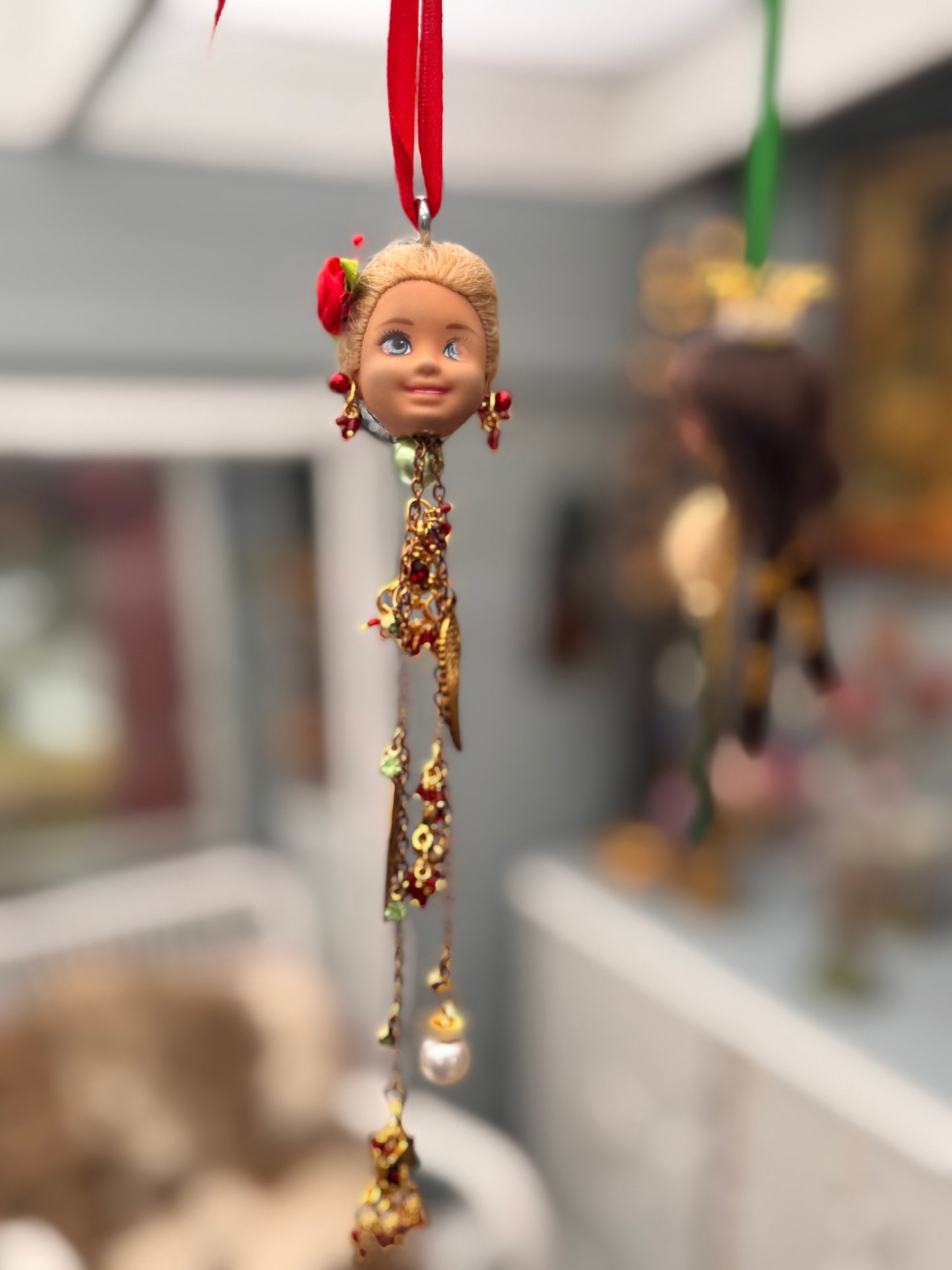 Vintage Barbie julekule «Blondine med 1,5 øyet og rød rose i håret»