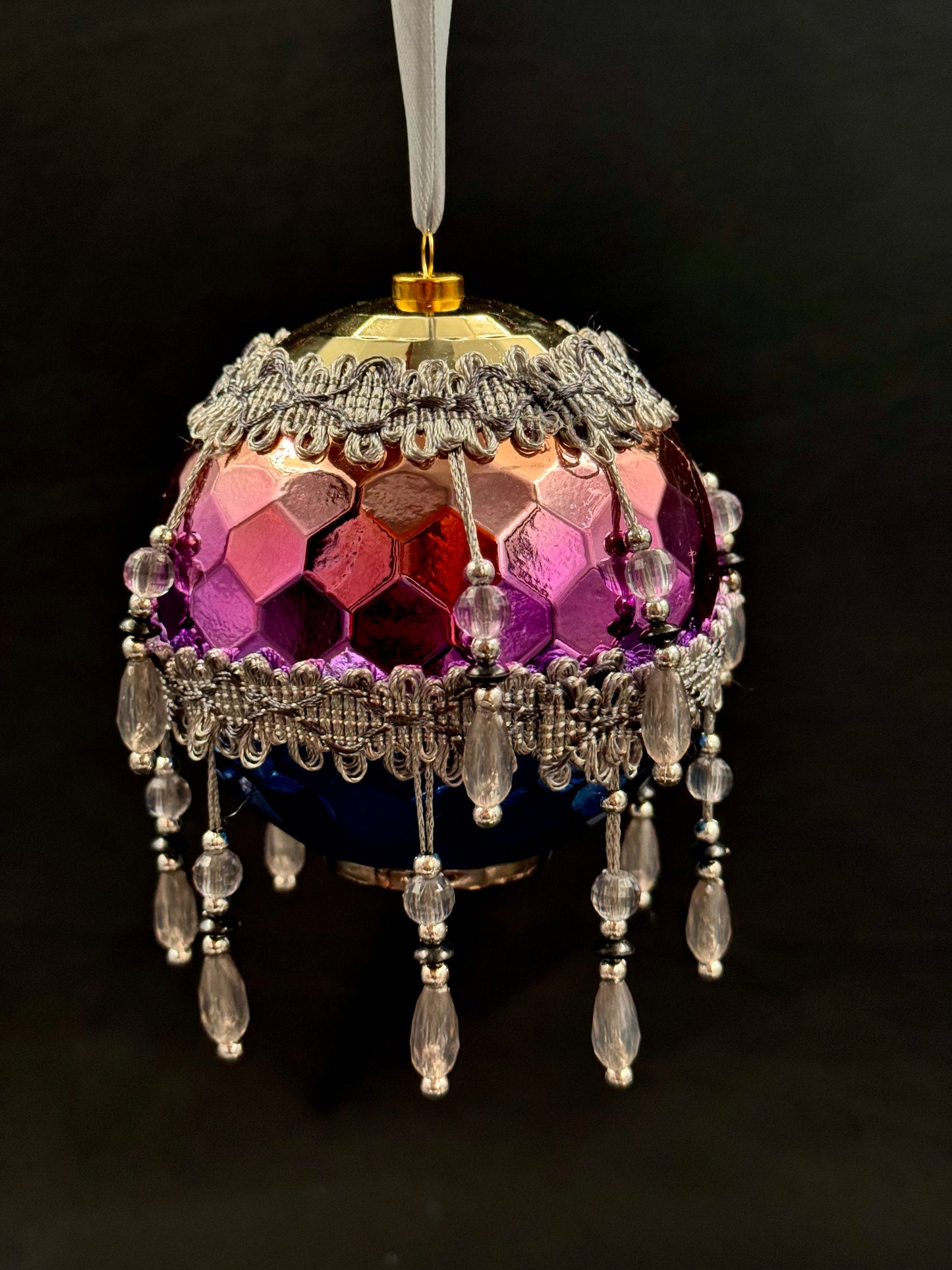 Disco julekule med bånd og perlefrynser