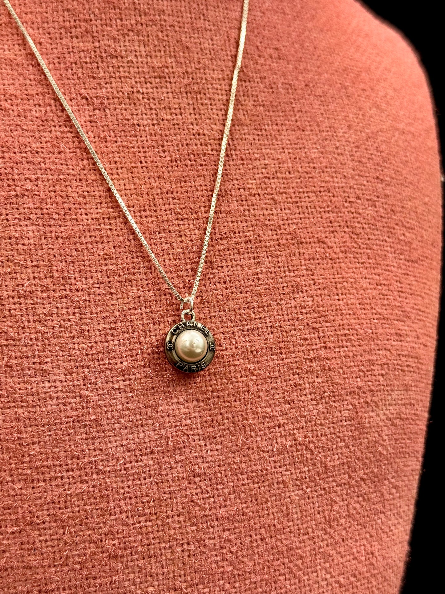 Vintage Chanel smykke i sølv med perle