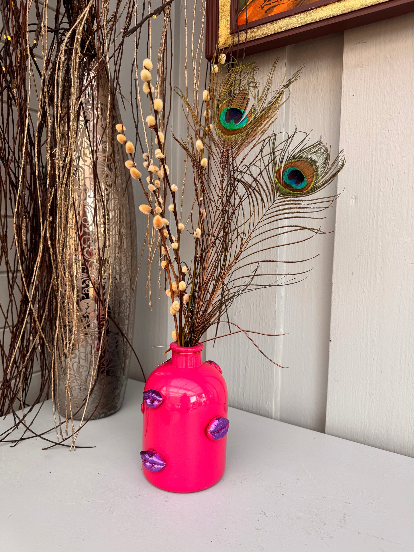 Trendy håndlaget vase rosa med kyssemunn