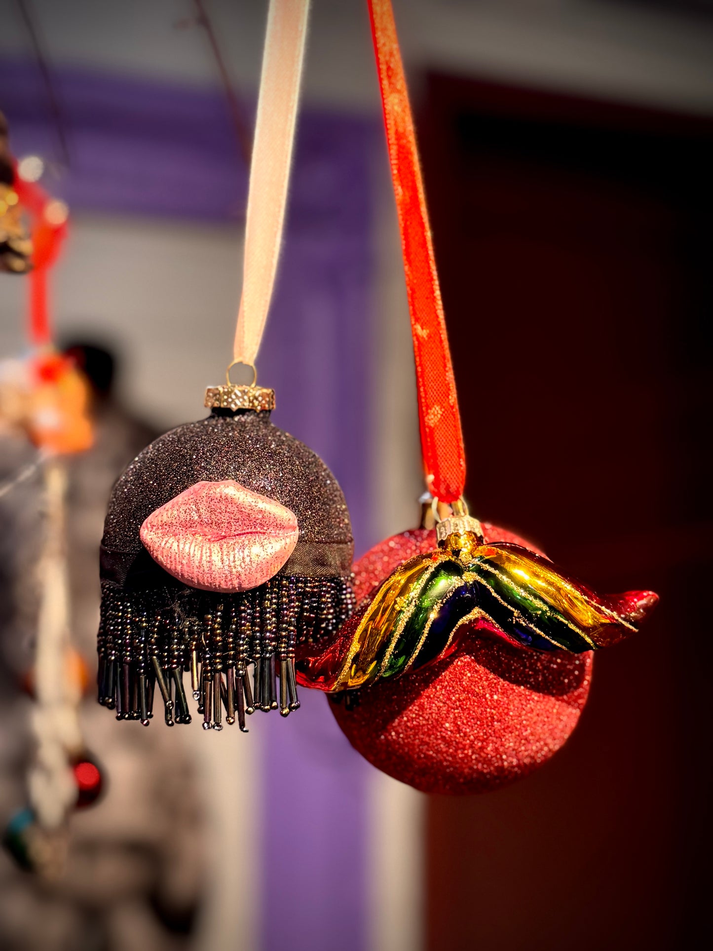 Mann & Kone julekule med fargebart og rosa kyssemunn