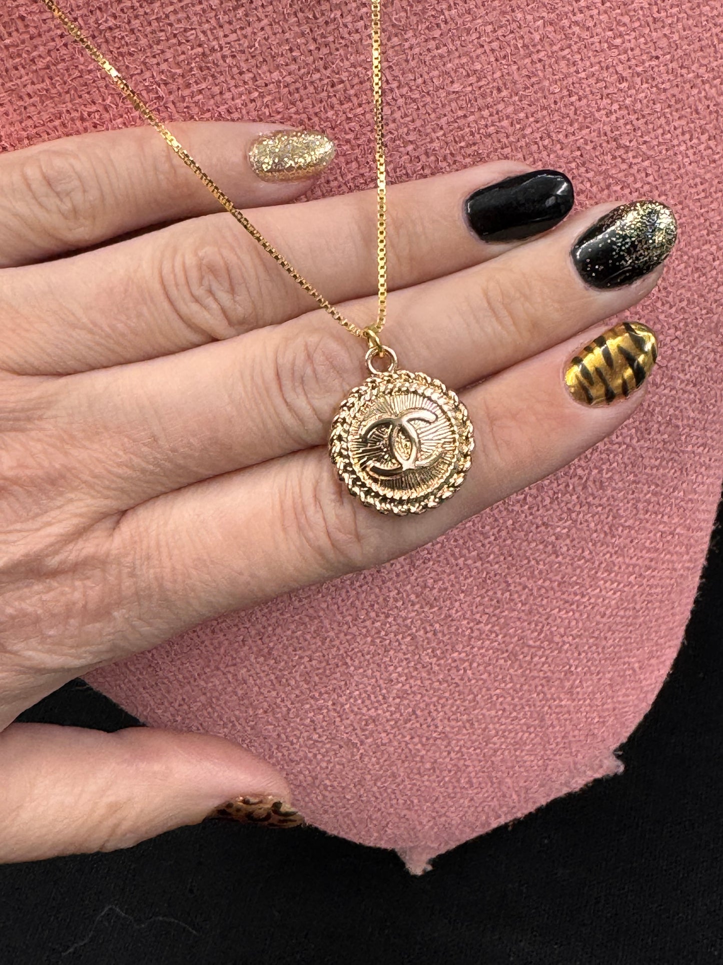 Bestilling! Vintage Chanel smykke gull med bård rundt sirkelen uten kjede