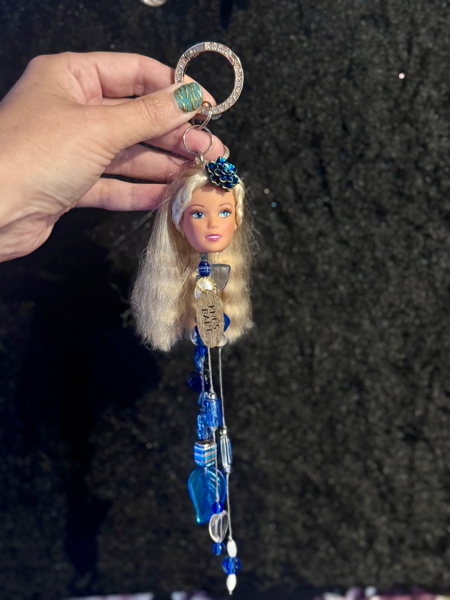 Vintage Barbie veskepynt «Blondine med blå blomst i pannen og blå pynt»