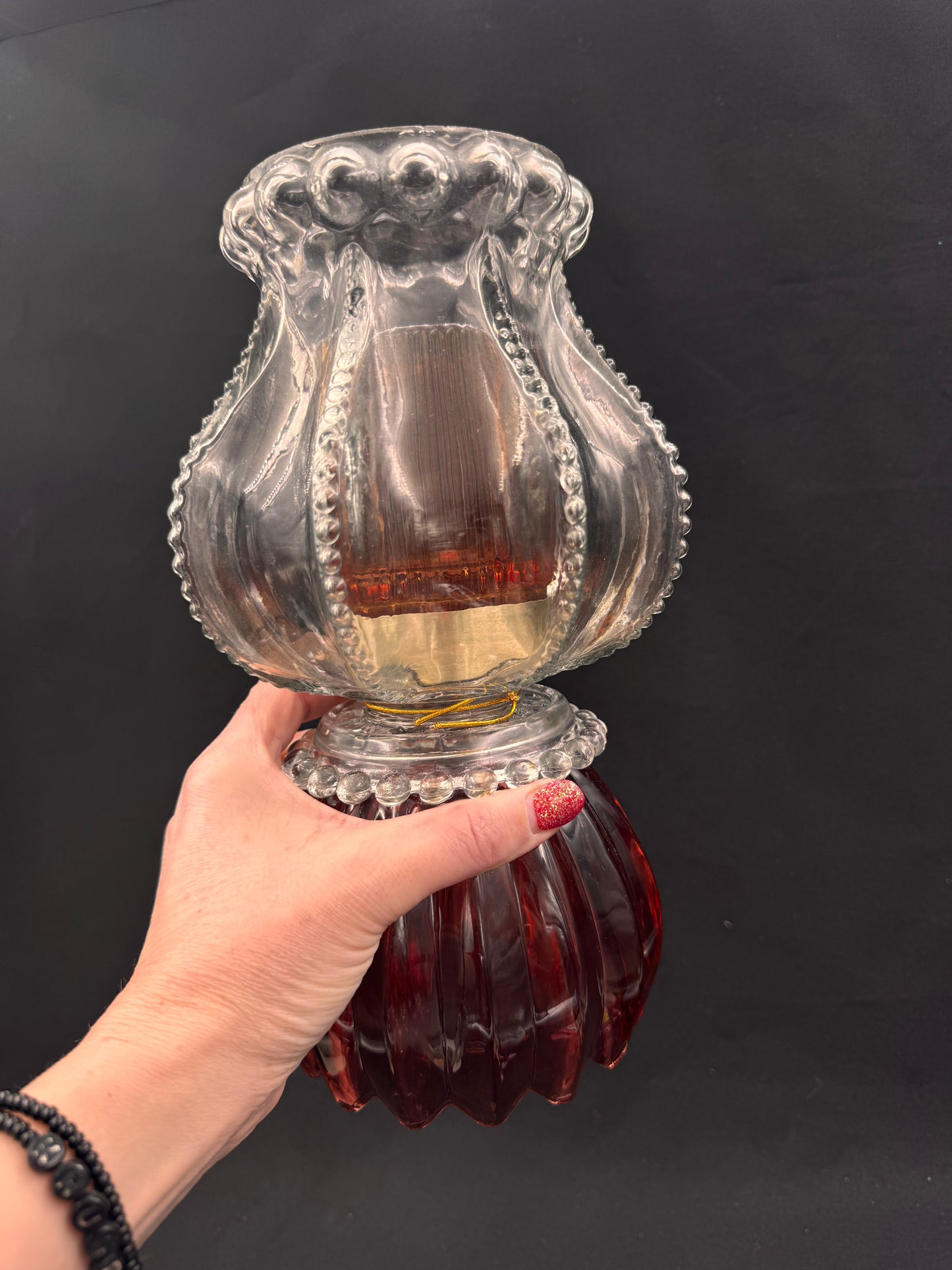 Vintage lykt i smoke og vinrød skål