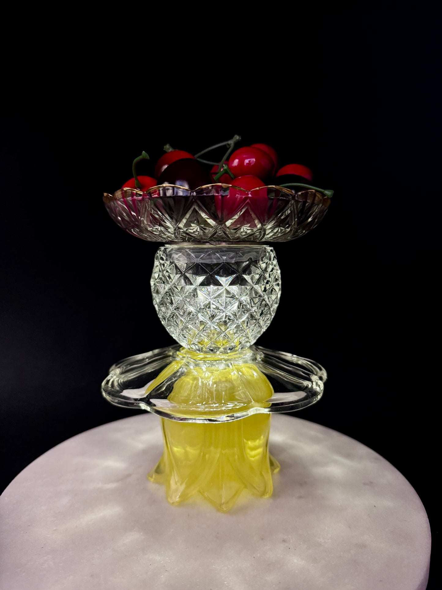 Mini Solcellelampe med gul fot og glassfat