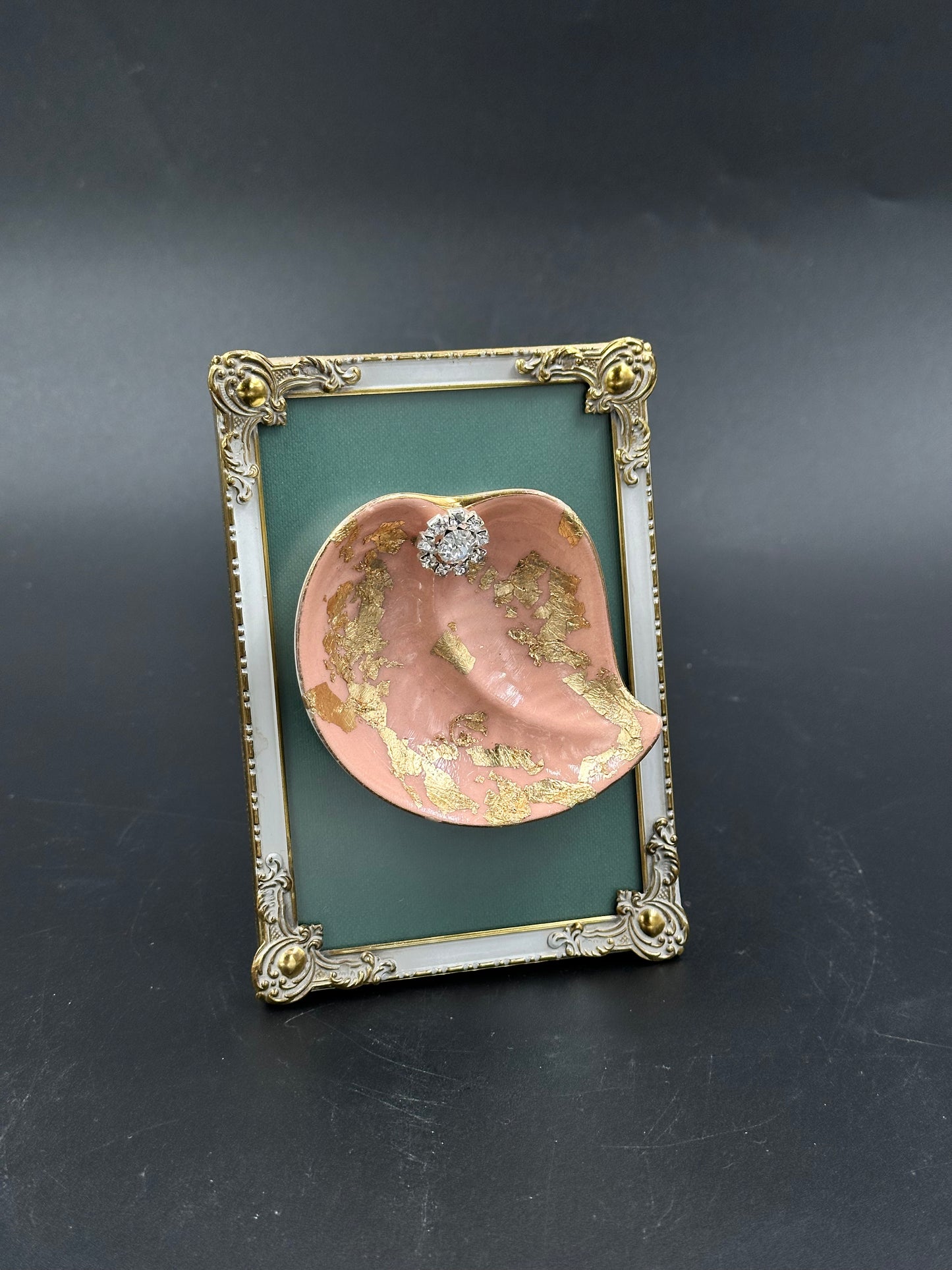 Vulvakunst i vintage ramme ferskenfat med diamant