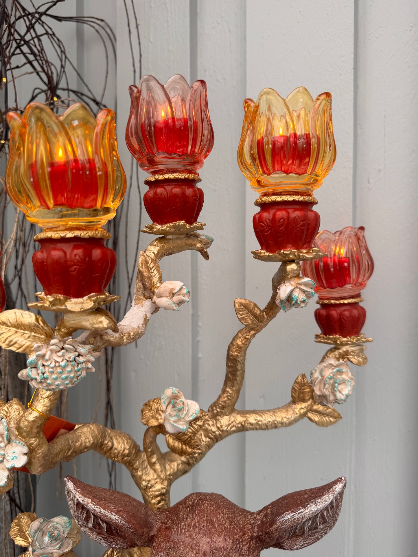 Redesignet hjorten Erika i rødt og oransje